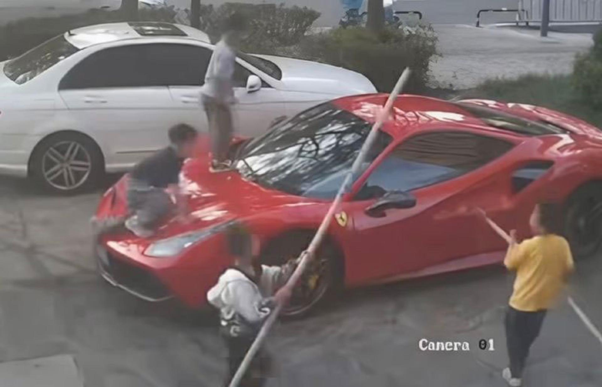 4名小孩先后爬上法拉利引擎盖、挡风玻璃、车顶、车尾并踩踏。