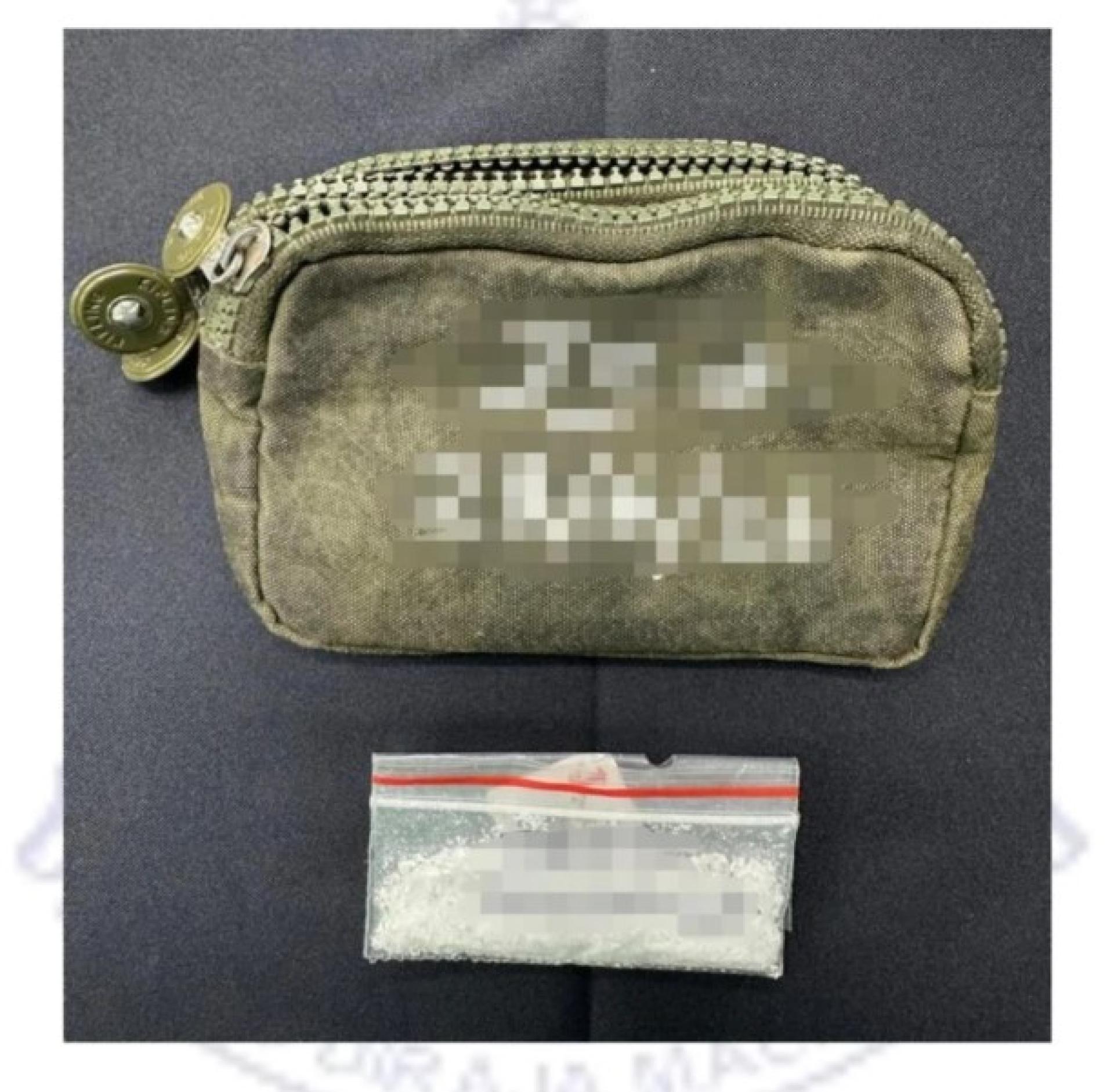 警方日前在古晋甘榜兰邦宜展开突击行动，逮捕两名男子，并起获5.20克疑似冰毒。