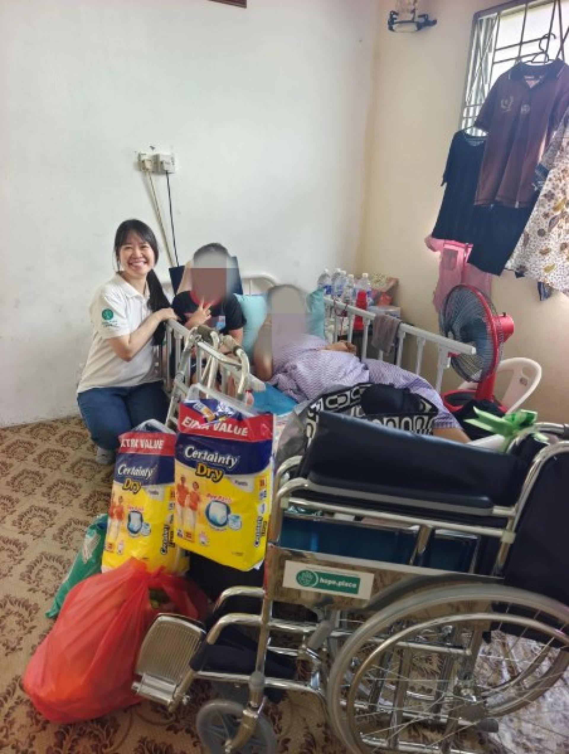 希望之家工作人员Yong（左）与Rose（左3）及其儿子合影。