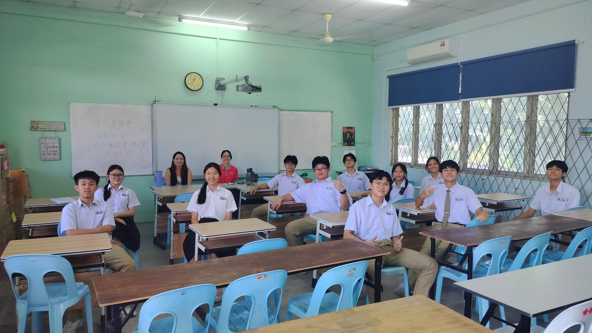 筹委会成员与参与团康组面试的组员们合影，充满活力的团队将为营会注入满满的热情与欢乐。