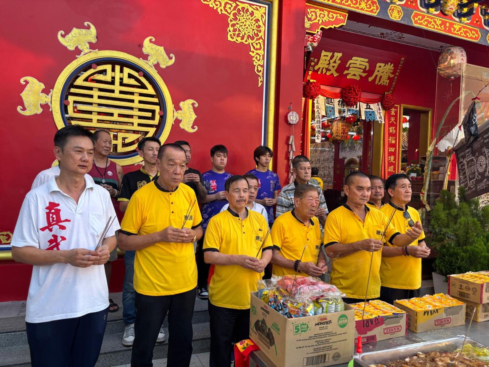 李永贞董事长李永贞与该殿董事拜祭。