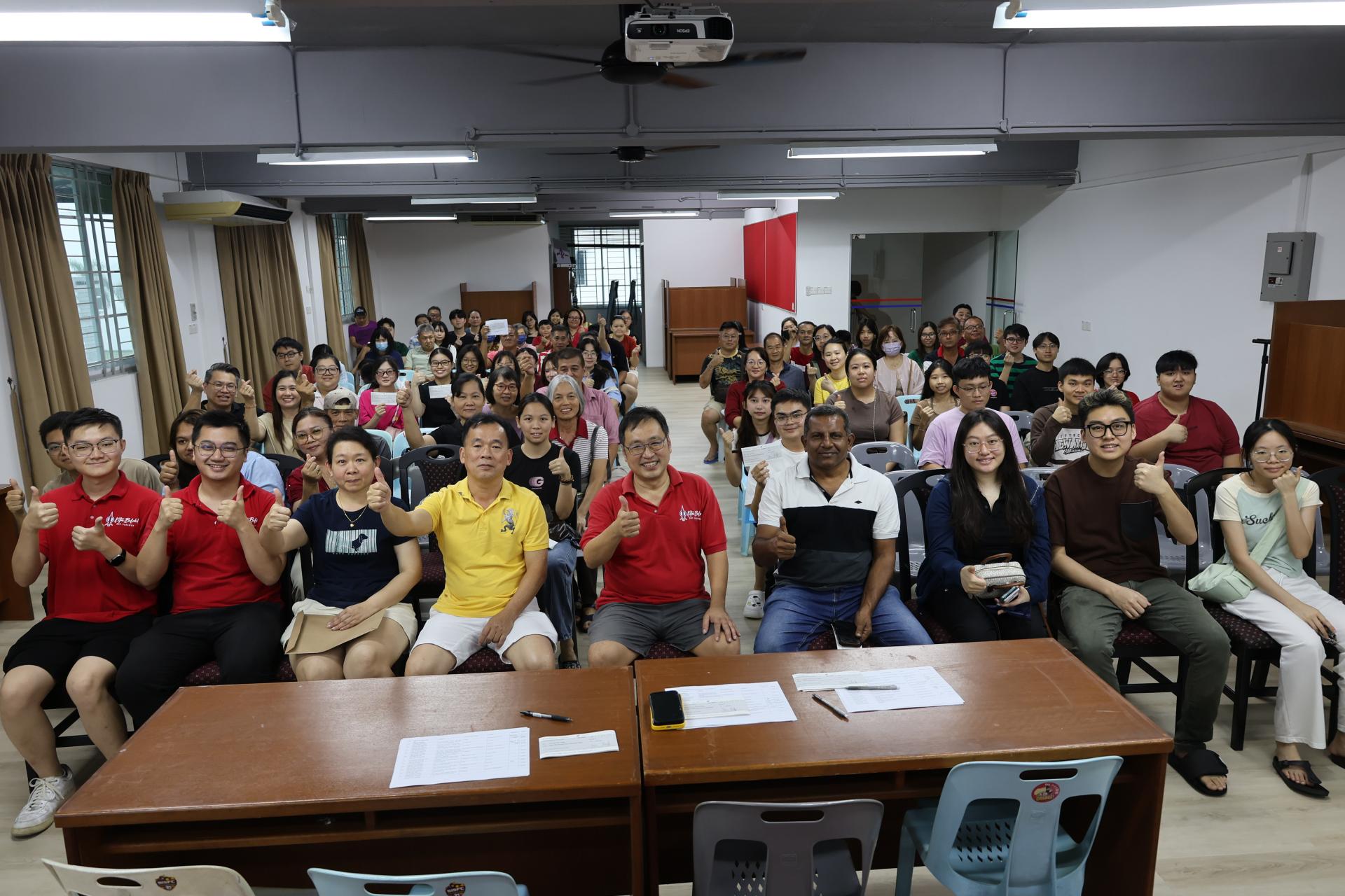 所有受惠的学子和前来代领支票的学子家属，与砂行动党实旦宾区国会议员张健仁（前中）及团队们合影。前左2为张健仁特别助理苏天仁。