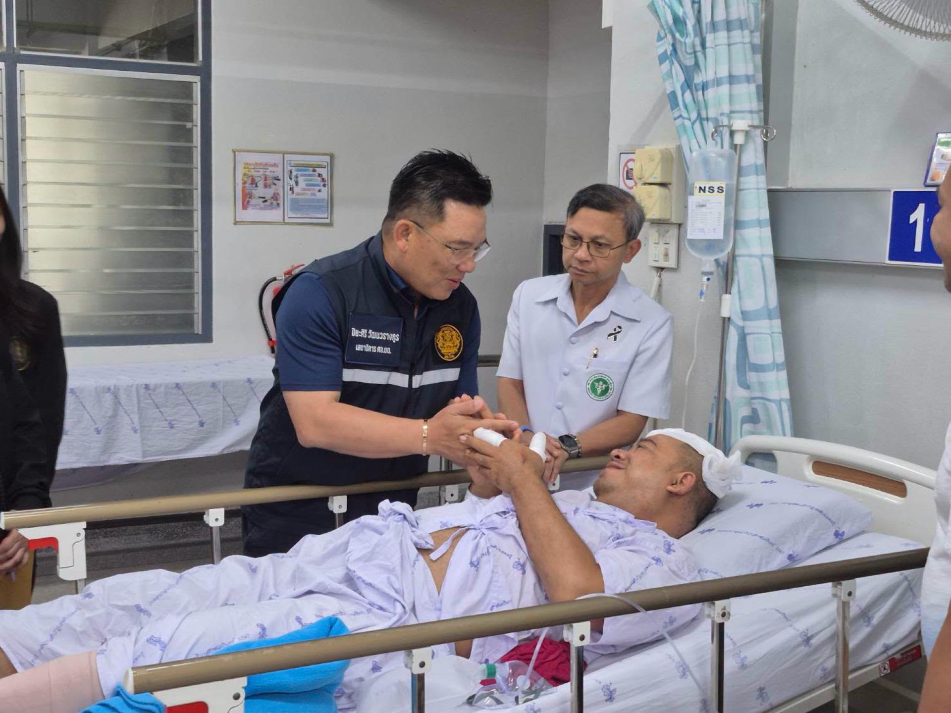 泰南边境行政中心秘书长皮亚西里（左）慰问受重伤的阿都沙拉皮。