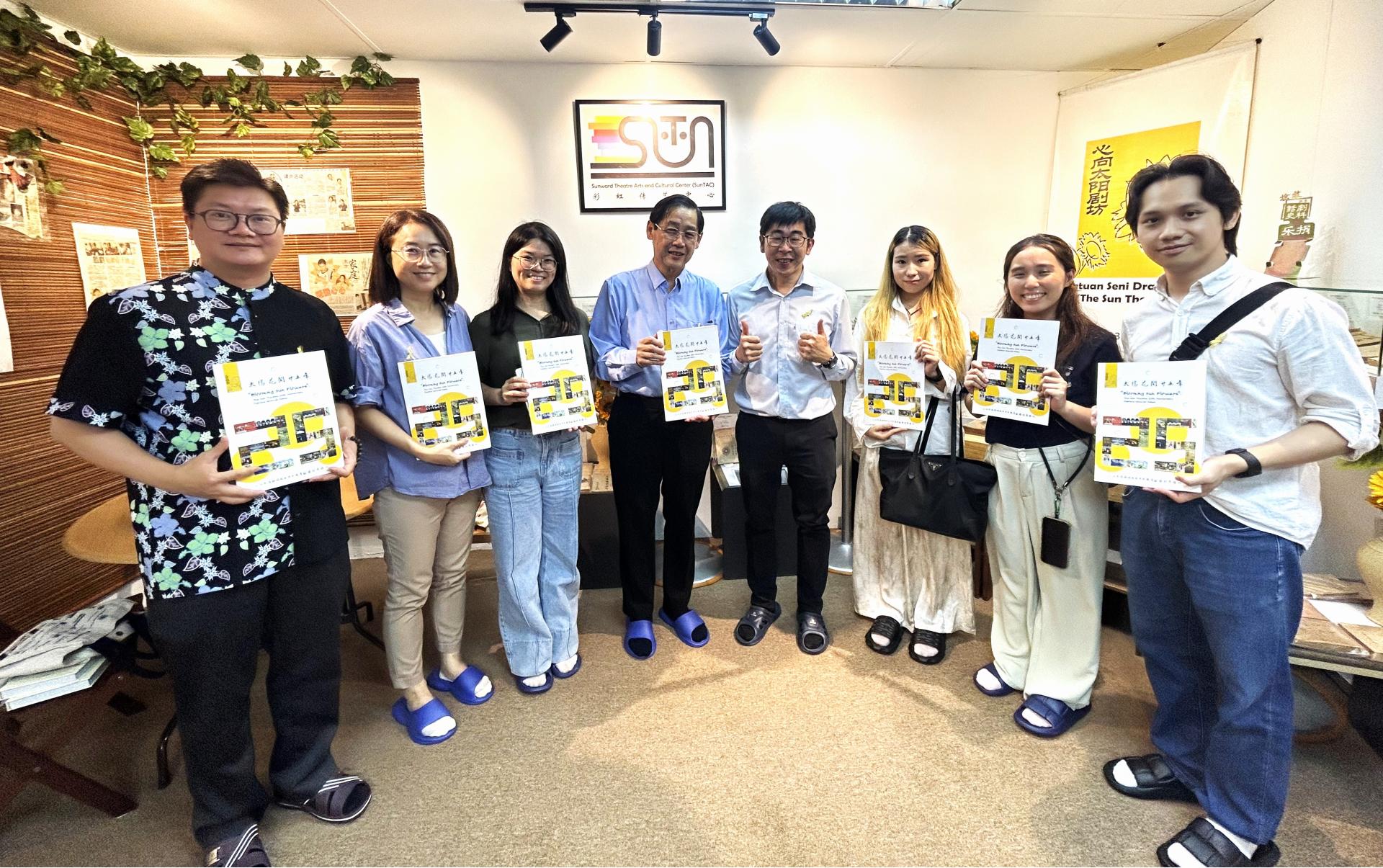 拿督黄子坚教授（左4）与马大师生专程到彩虹传艺中心参观《民国/昭和时期？——马来亚华侨学校教育书刊特展（1920-1949）》，由沈国明（右4）亲自导览。左起谢依伦、吴益婷和杨迎楹。