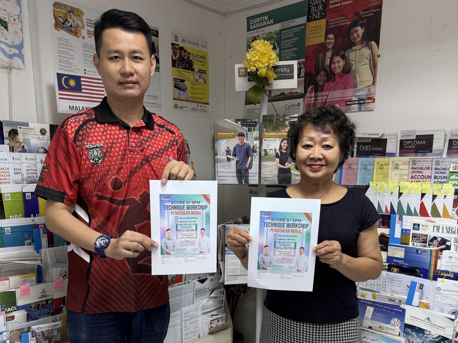 热心教育的林思健律师（左）再度主办教育工作坊，造福莘莘学子。右是联办单位 L& P升学辅导中心负责人林芳仙。