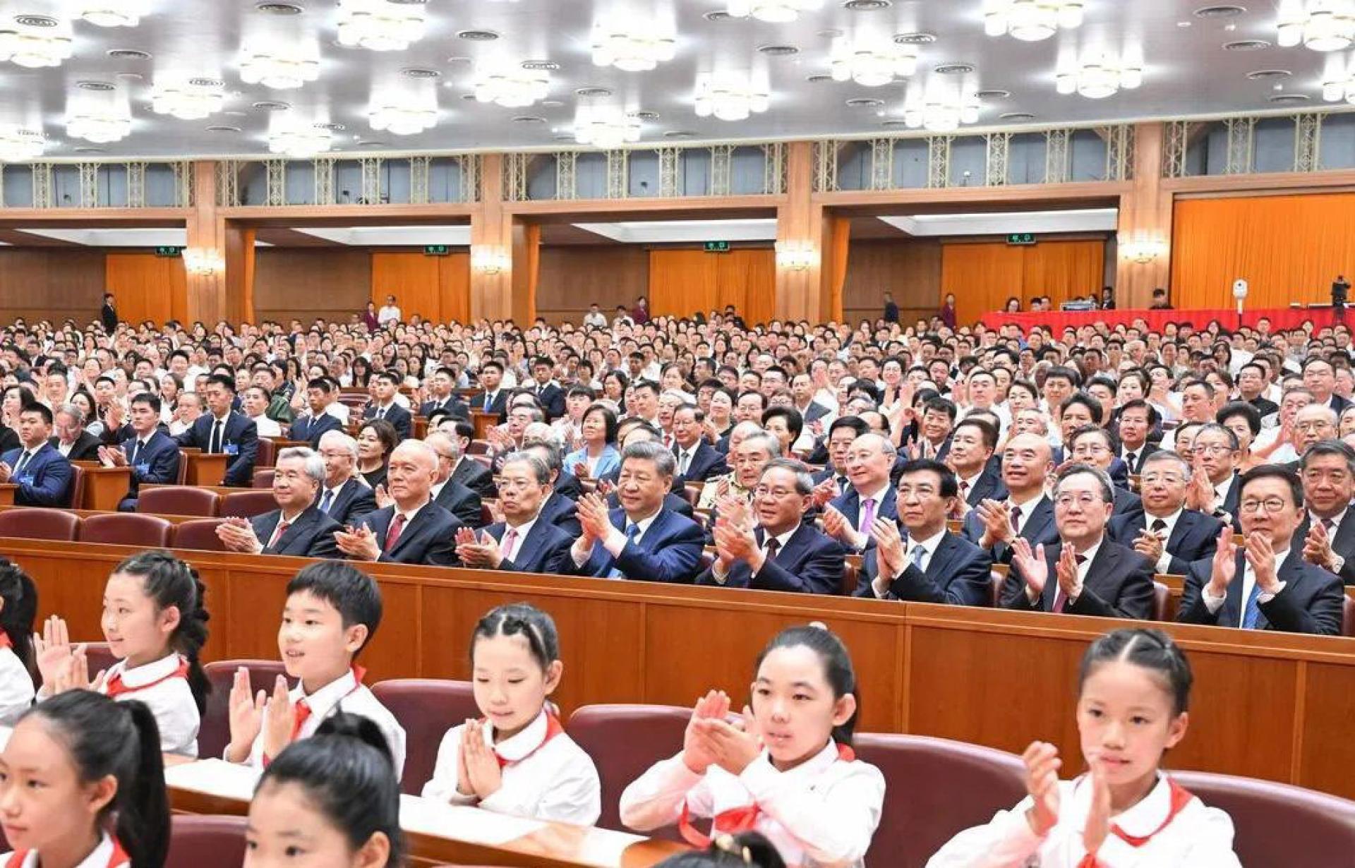 音乐会“人民至上”在北京举行，习近平等领导人，同约3000名观众一起观看演出。