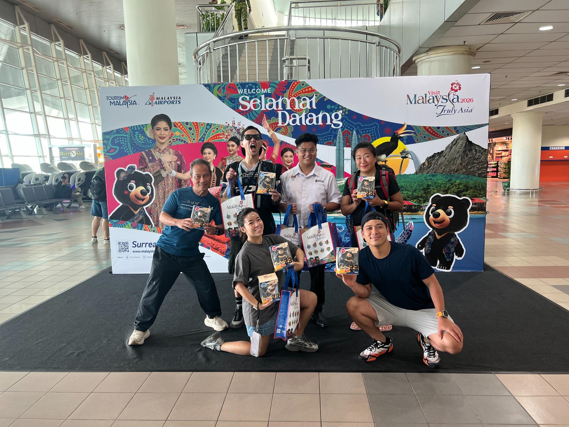 参与本次旅游踩线团（FAM Trip）的成员合影留念。右3为美里国会议员赵俊文特别助理邹梓健，右2为此次旅游踩线团活动筹委会主席蔡怡慧。