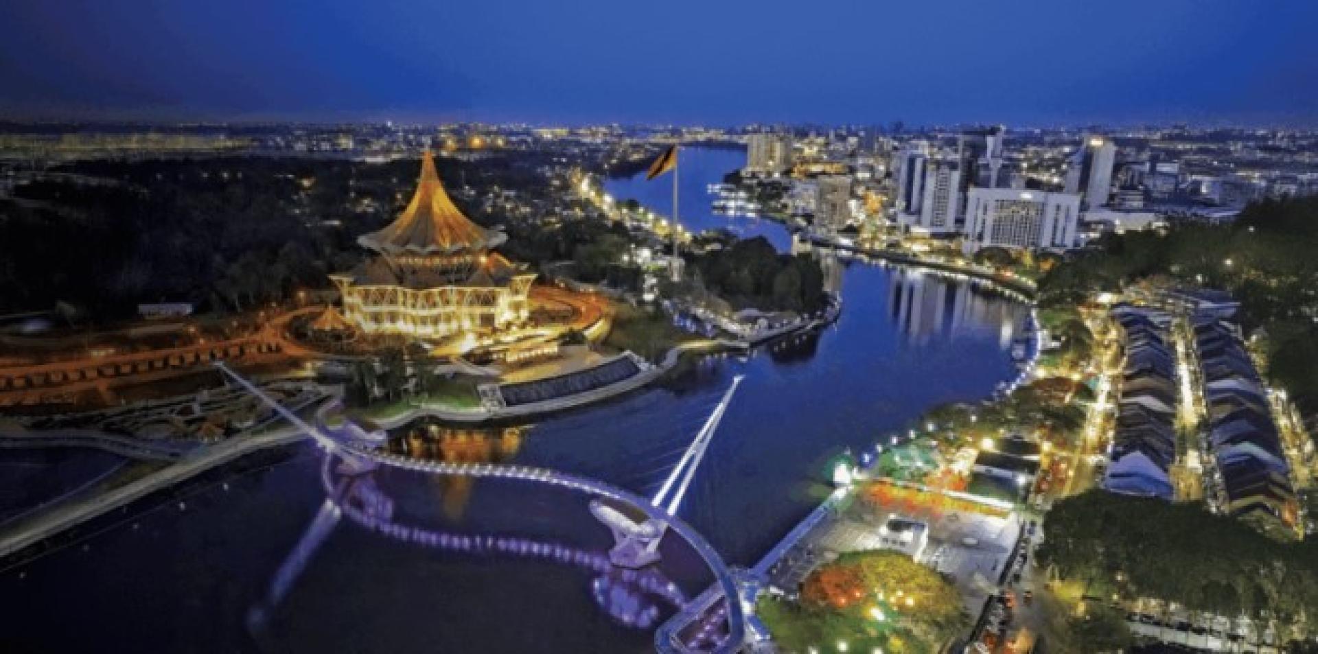 古晋河滨夜景航拍。（图：砂旅游局）