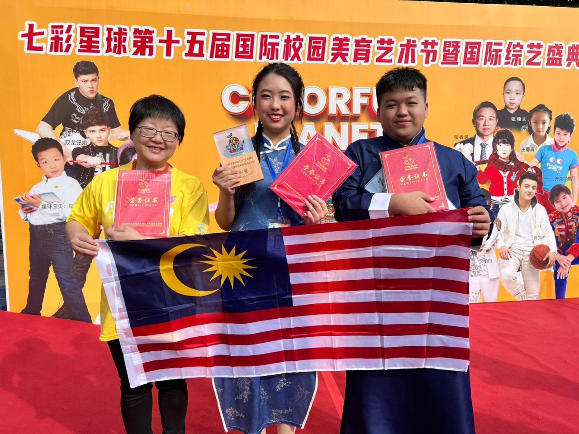 培中生刘祈贤（右）参加“七彩星球第十五届国际校园美育艺术节全国总展播活动”，并荣获金奖。左为培中逸声社负责老师陈逸萍。
