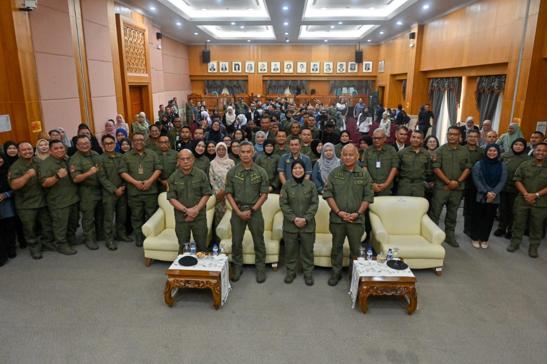 苏海利（前排左2）出席月度集会后与下属合照。