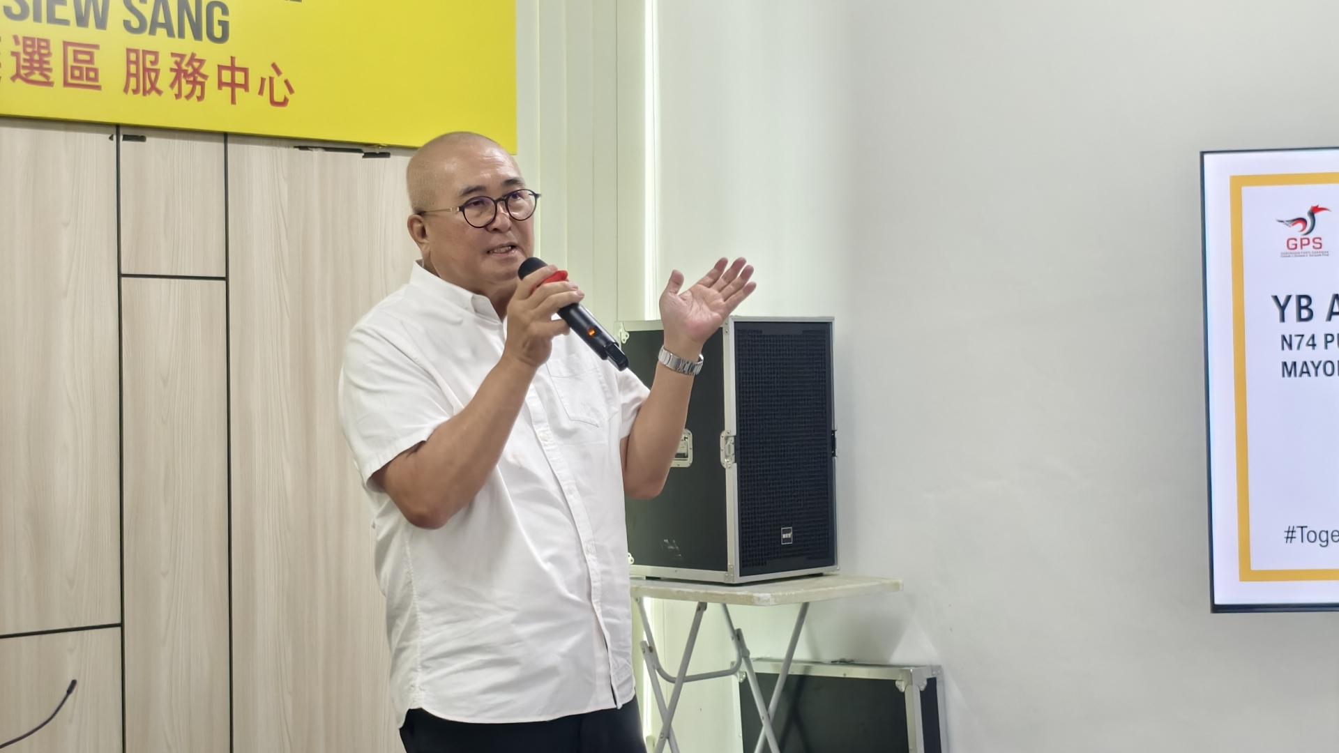 俞小珊在小型计划拨款移交仪式上发表讲话，呼吁人民继续团结支持GPS政府，共同争取更多MA63权益。