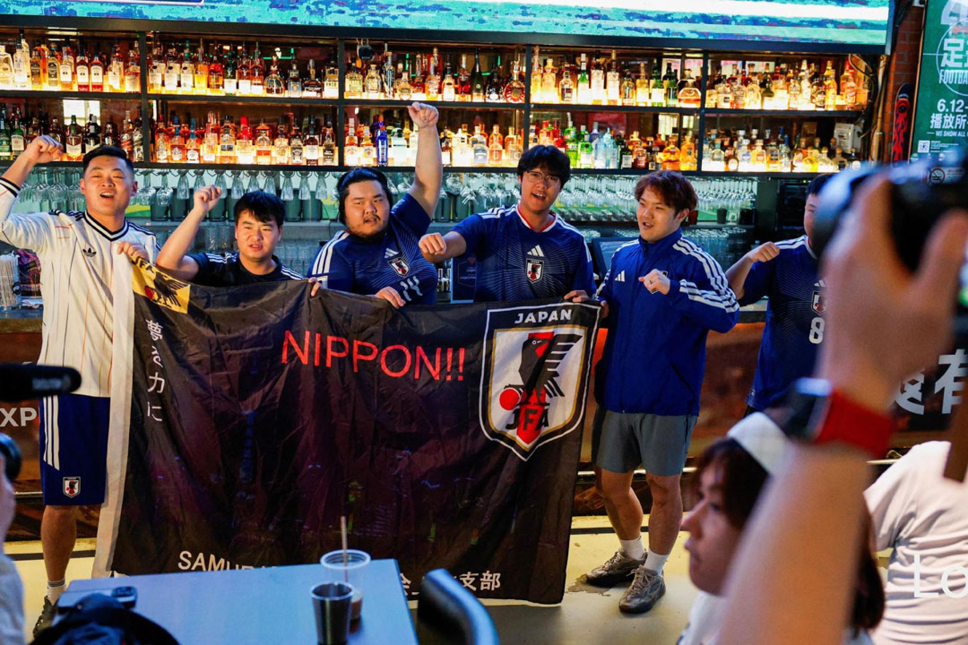 日本对瑞典队的比赛当天，上海一家酒吧里聚集着不少身穿日本球衣的中国球迷。