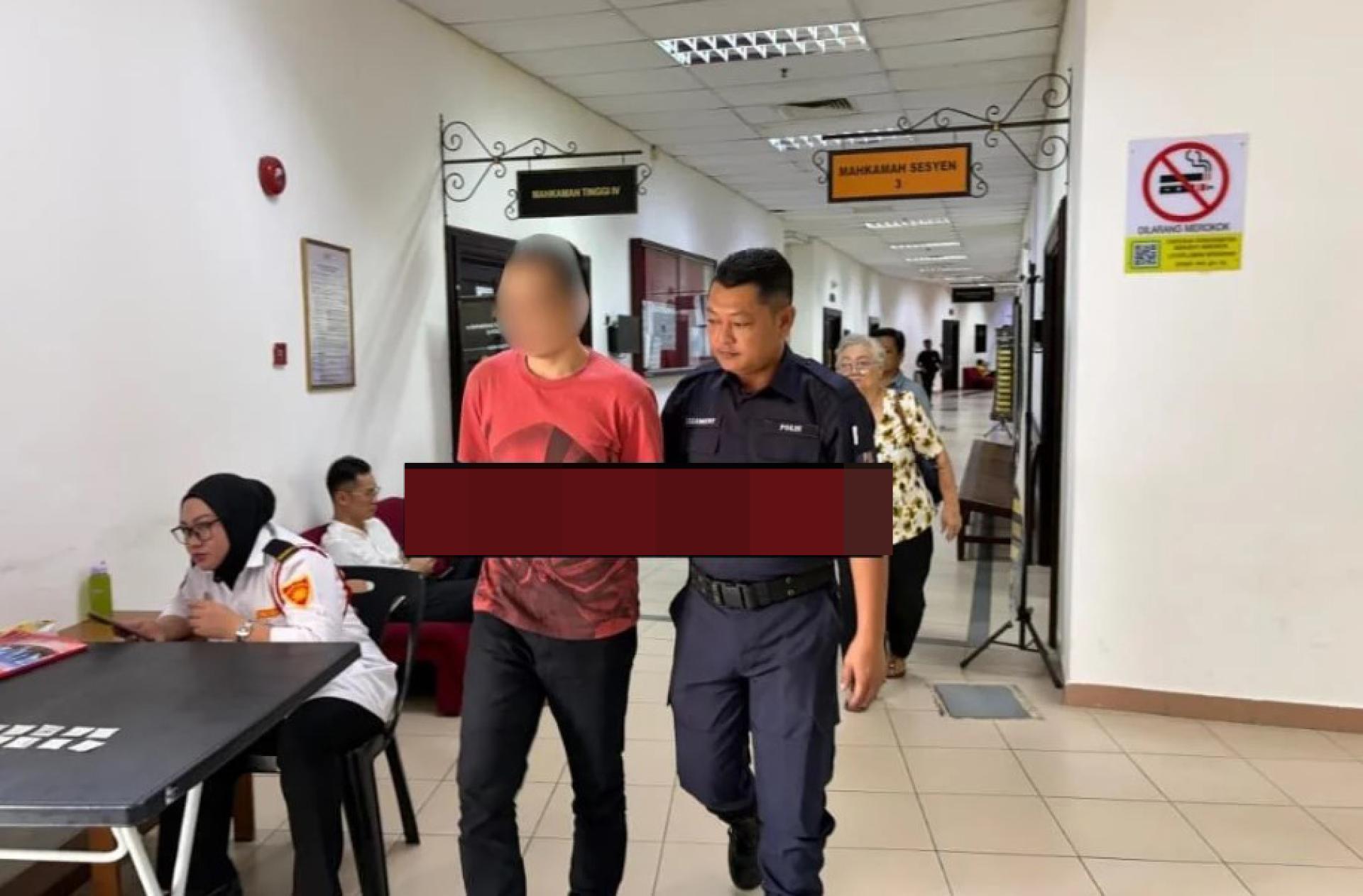 被告在警员押送下步出法庭。