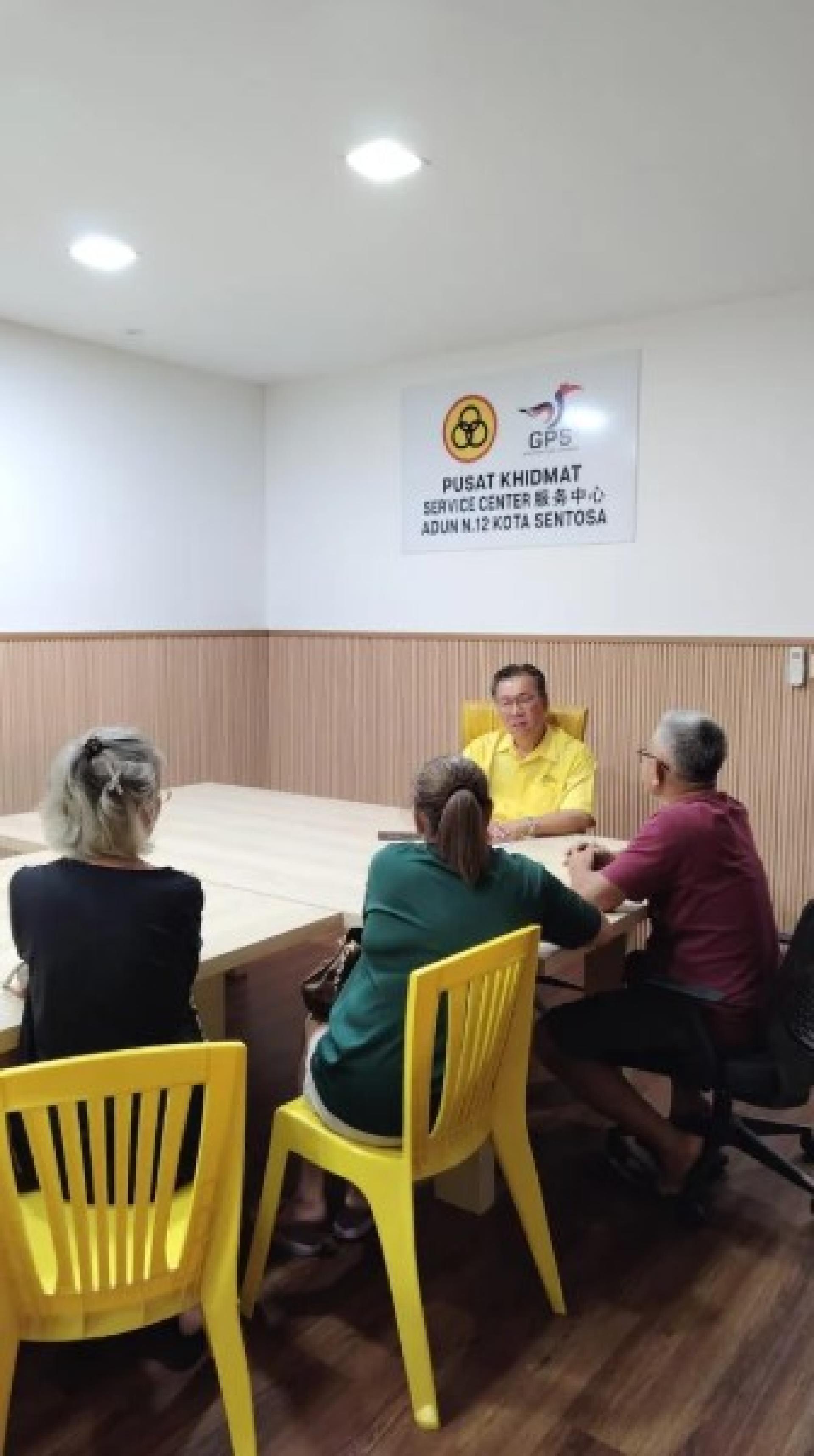 哥打圣淘沙州议员叶耀星在服务中心接见一户因线上贷款纠纷而遭“烧屋威胁”的家庭。