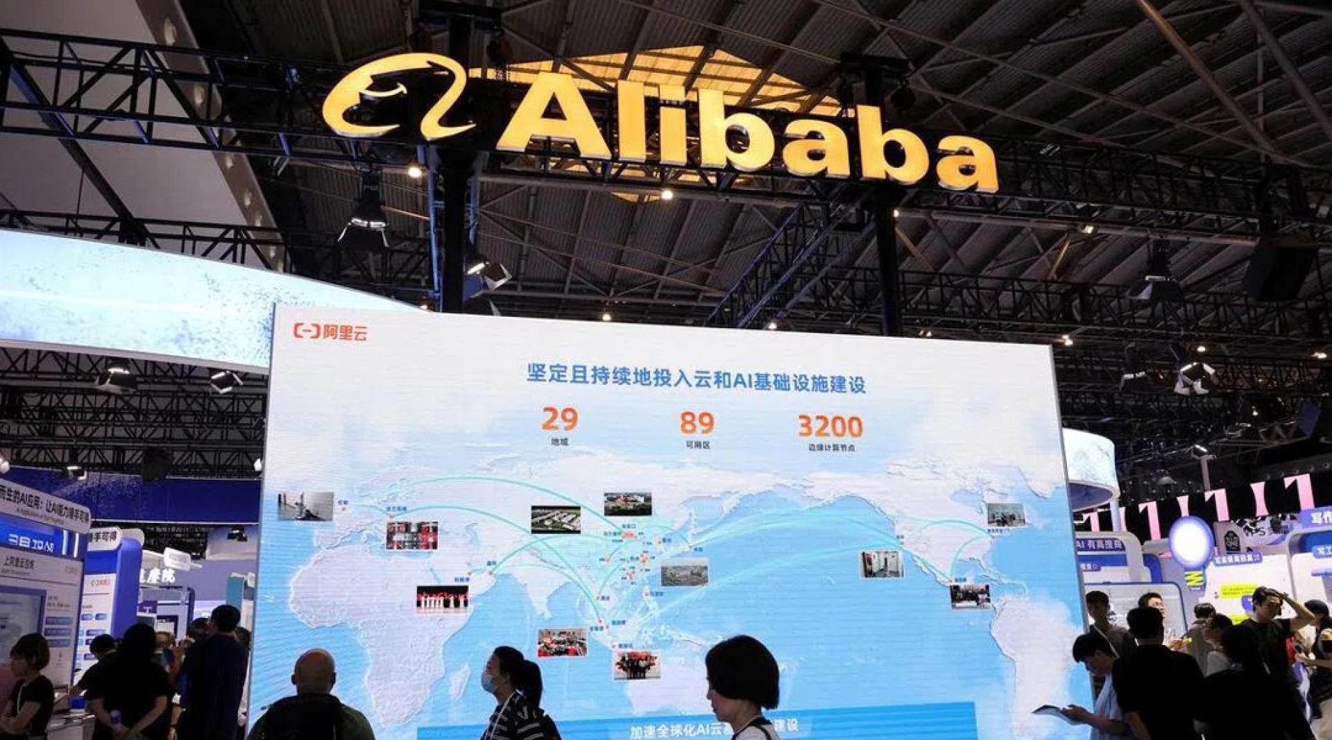 图为人们参观阿里巴巴去年7月在上海世界人工智能大会的展厅。