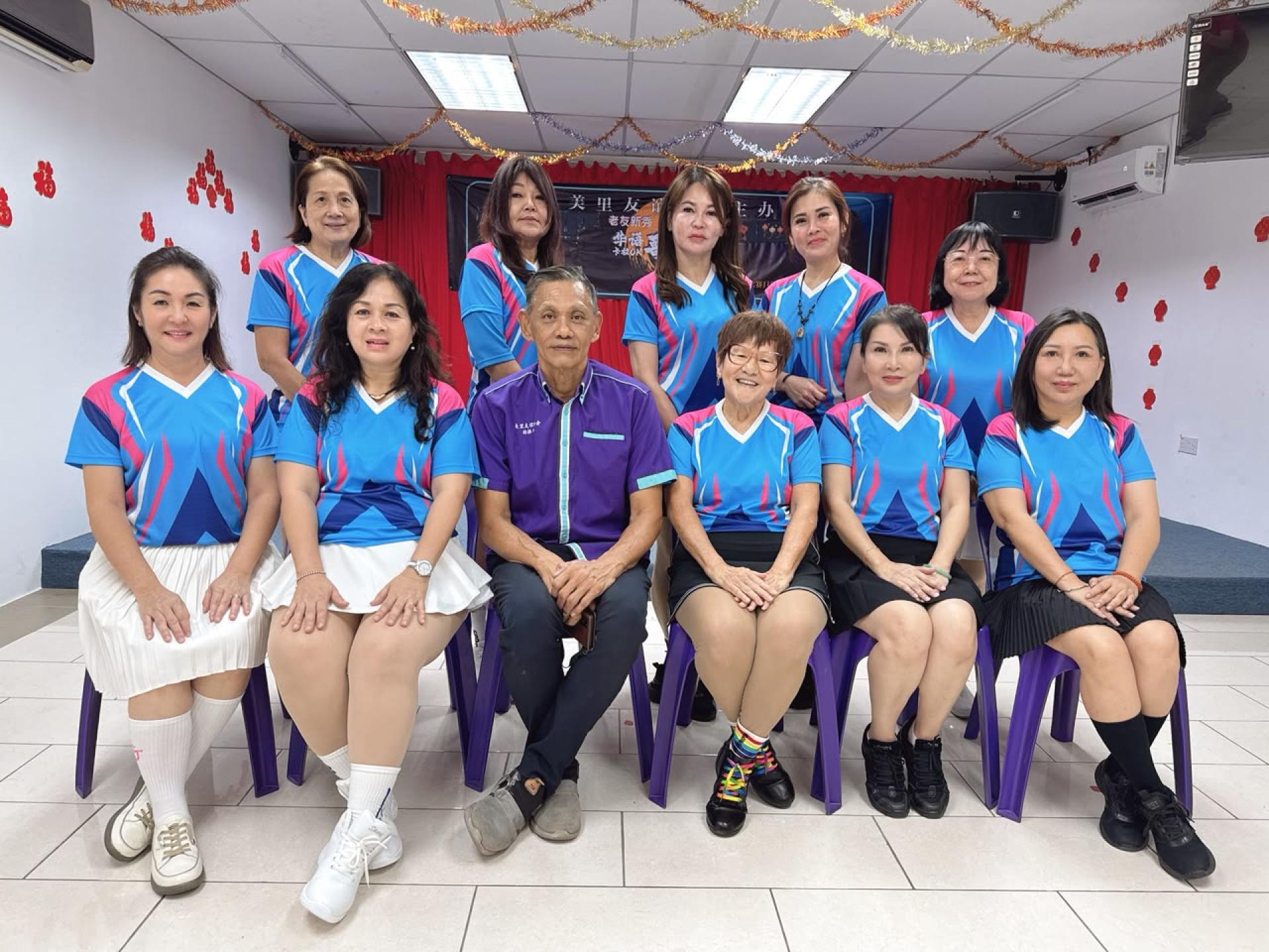 美里友谊协会风采舞蹈班成员合影。前排左起为舞蹈班副主任丘美慧、主任陆丽珍、会长杨振平、老师饶素芳、汪玉云老师及秘书田翠霖。