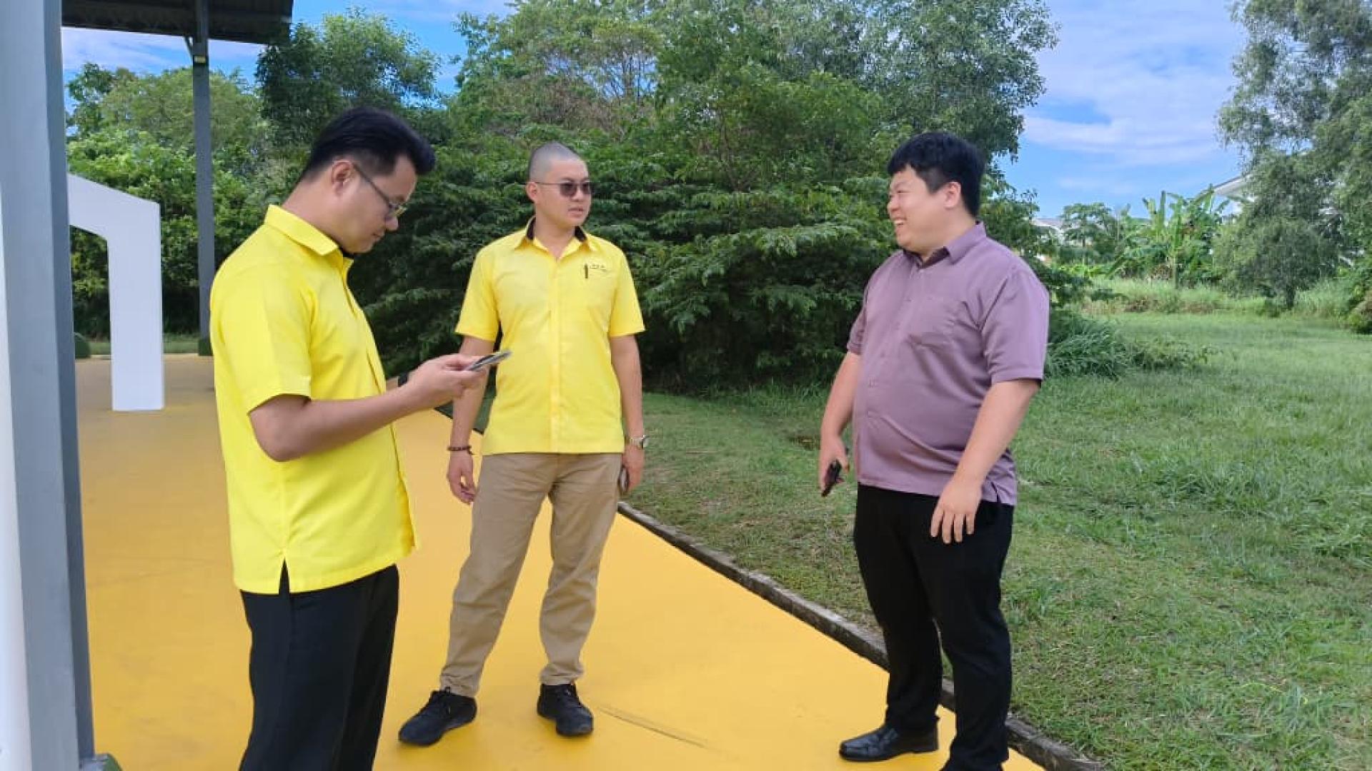 左起刘奕杰与谢家洪联同美里市政局工程部官员商讨闭路电视安装细节。