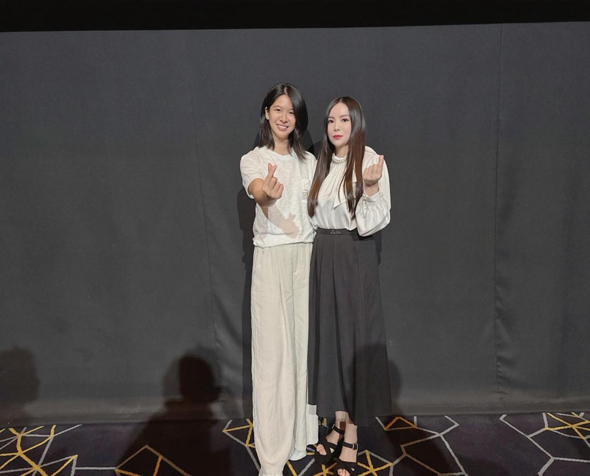 安映霏（左）和出品人兼演员 Joanna Luo现身戏院谢票与观众近距离互动。
