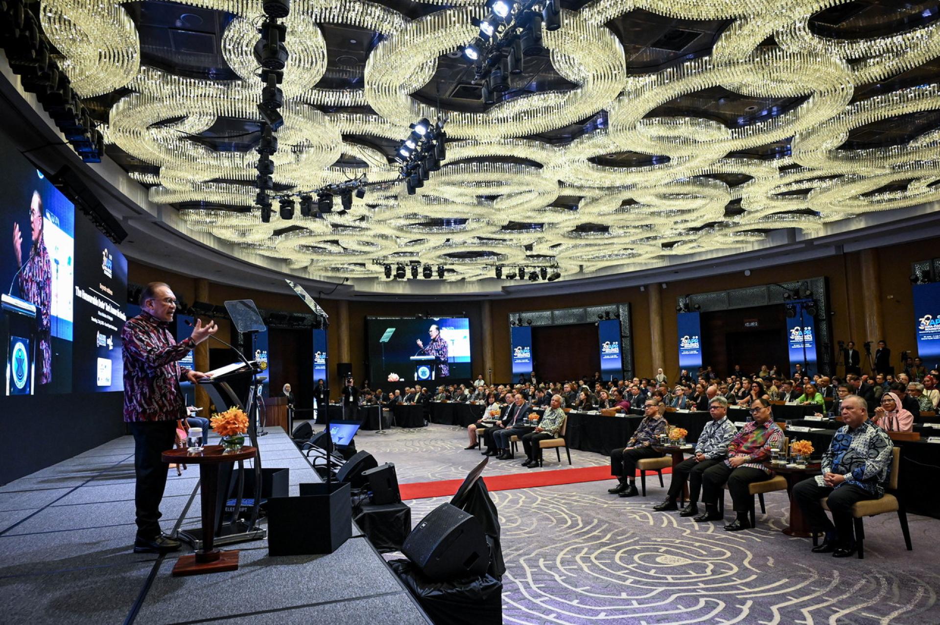 安华（左）呼吁国际社会，不应对巴勒斯坦人民持续遭受犹太复国主义政权殖民、压迫与剥夺的情况保持沉默。