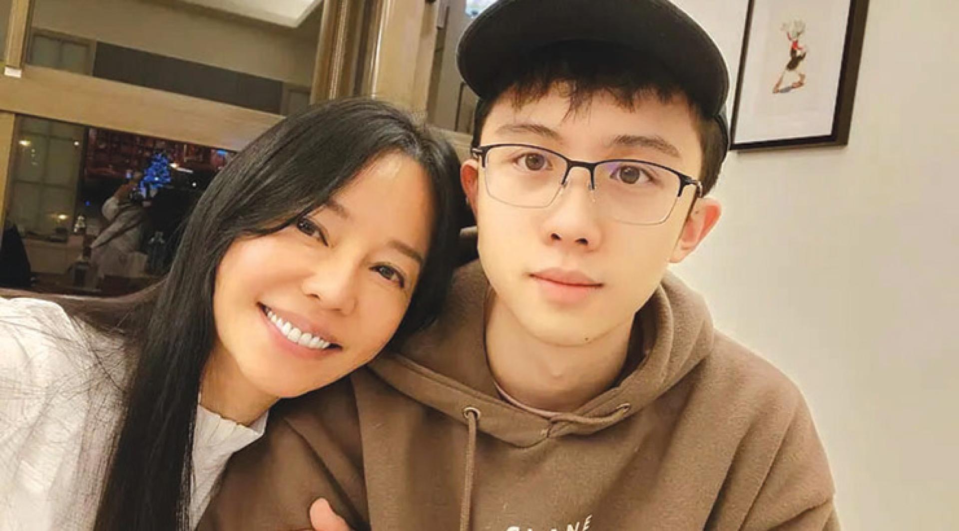 孙安佐（右）交保返家团圆，狄莺心情放松不少。