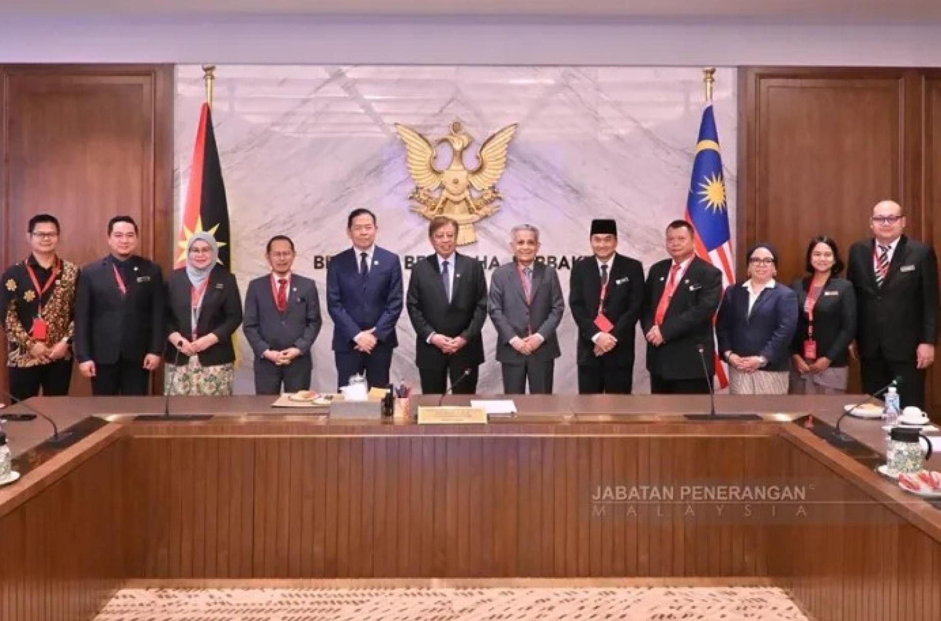 砂拉越总理拿督巴丁宜丹斯里阿邦佐哈里（左6）于2026年7月2日在国家勇士大厦接见马来西亚人权委员会代表团。 （照片：砂拉越公共传播单位）