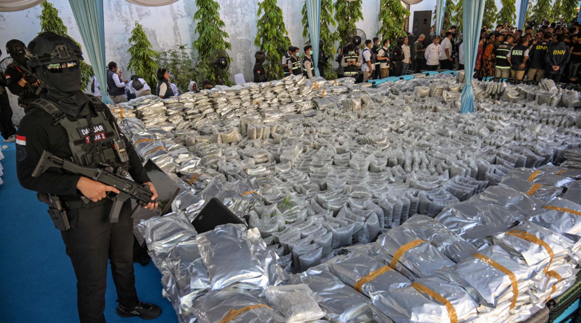 大麻花被藏匿在4个集装箱内，混放于大量行李箱和乳胶制品之间，以企图逃避执法人员检查。