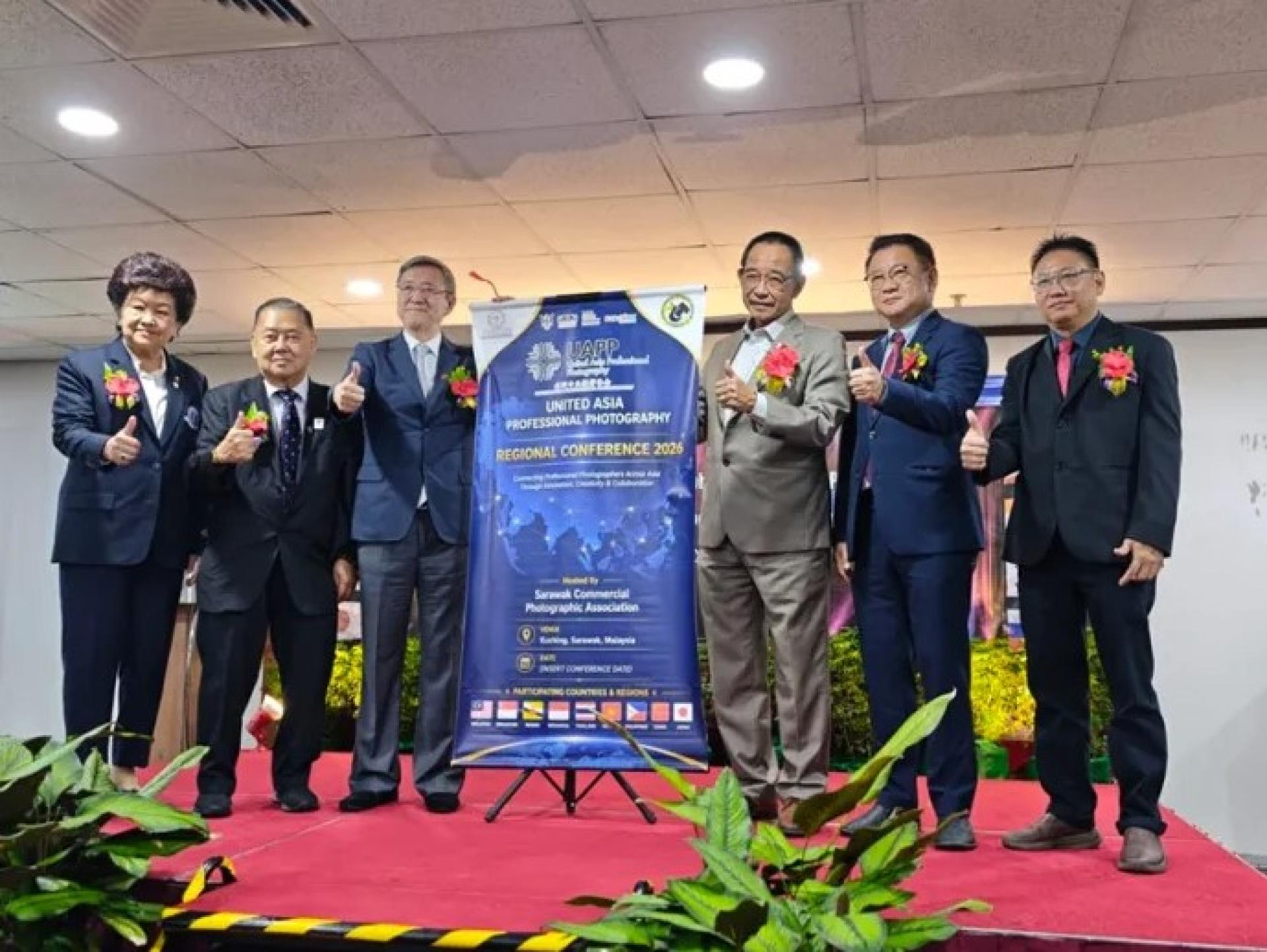 阿都卡林（右3）在古晋酒店为第14届亚洲专业摄影师协会常年大会、马来西亚商业摄影协会执行会议及2026年区域摄影工作坊主持开幕仪式。