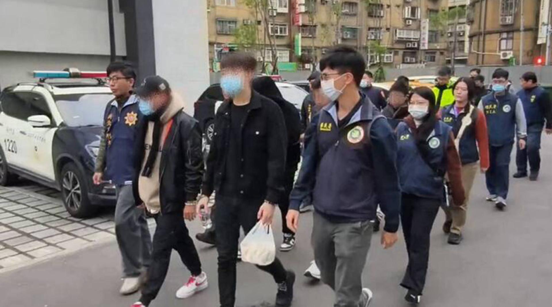 人蛇集团主嫌柯讲韬（前排右二）。（图：自由时报）