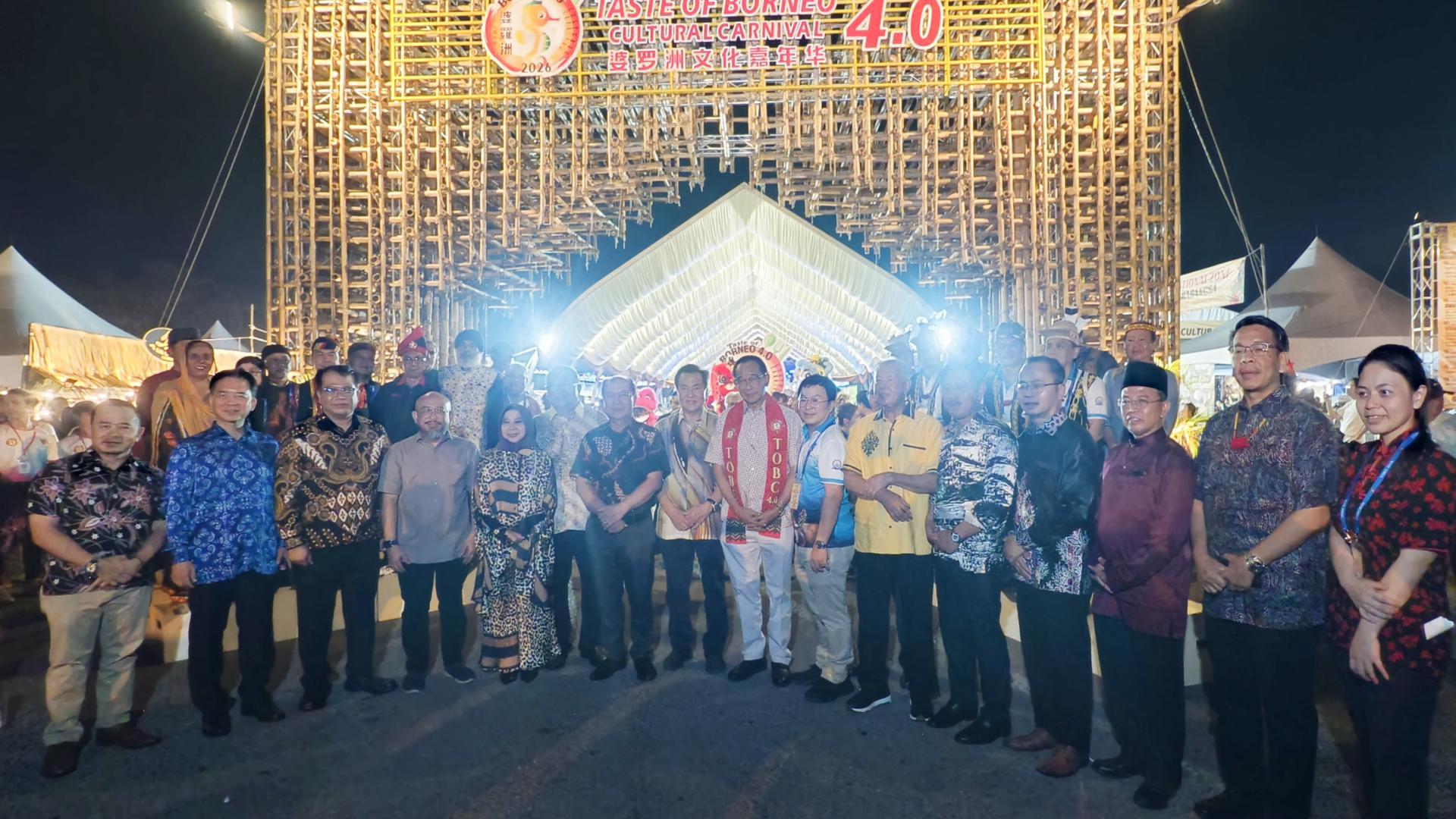 主宾拿督斯里阿都卡林、嘉宾及各族群代表在入口处合影。
