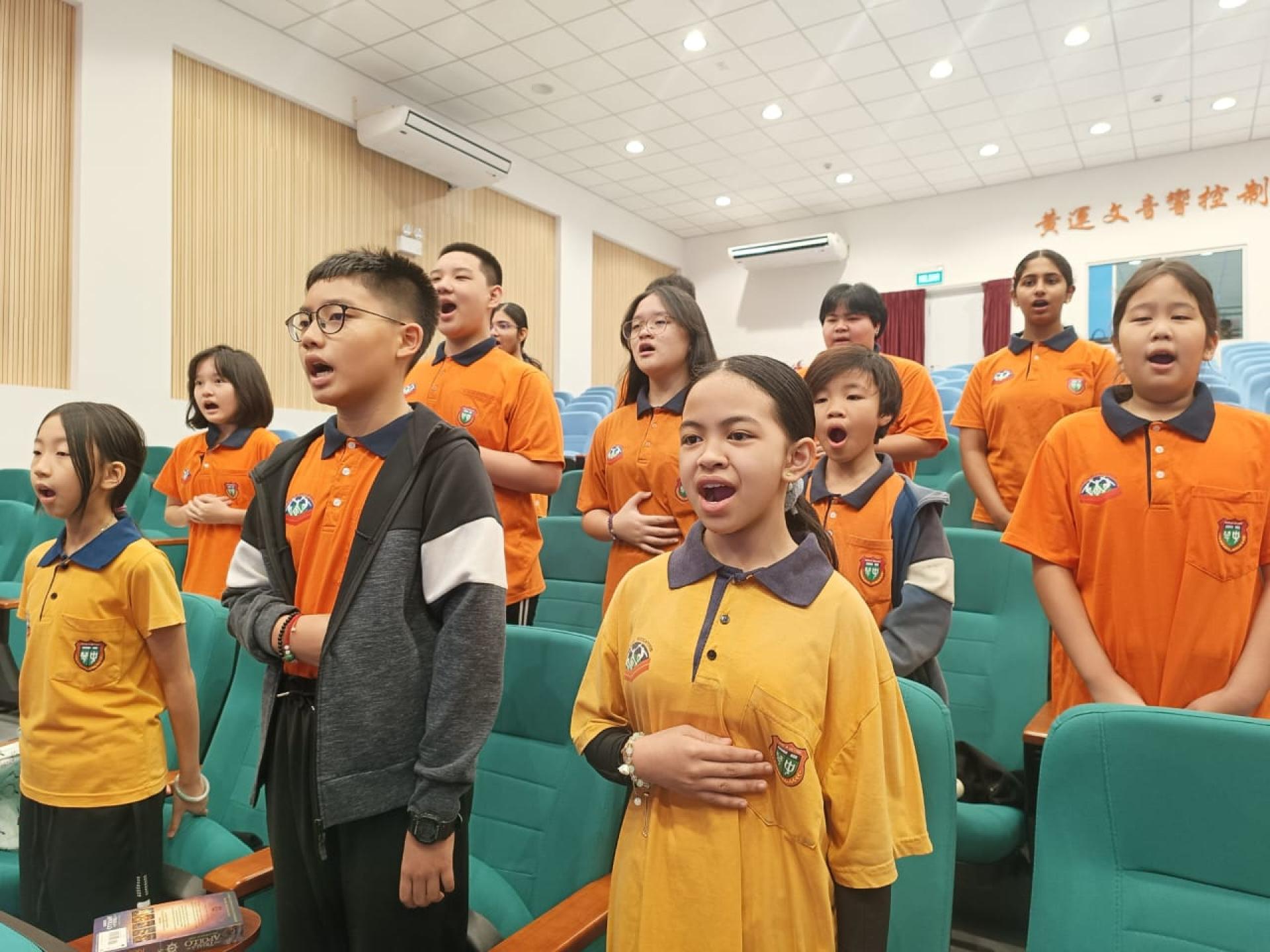 学生进行开声训练。