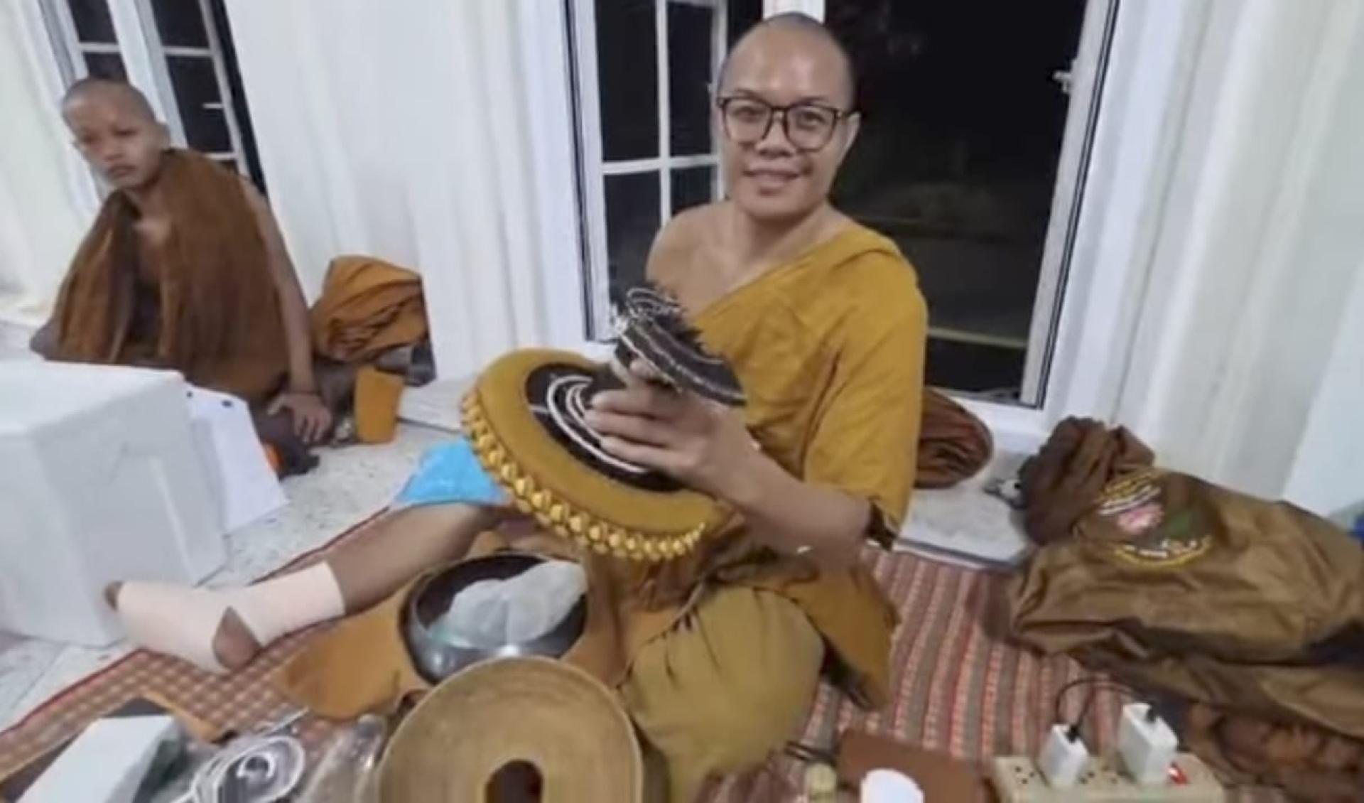 这名年轻僧人在事故中跌倒在地，脚部扭伤，手中的钵也被车辆撞毁。