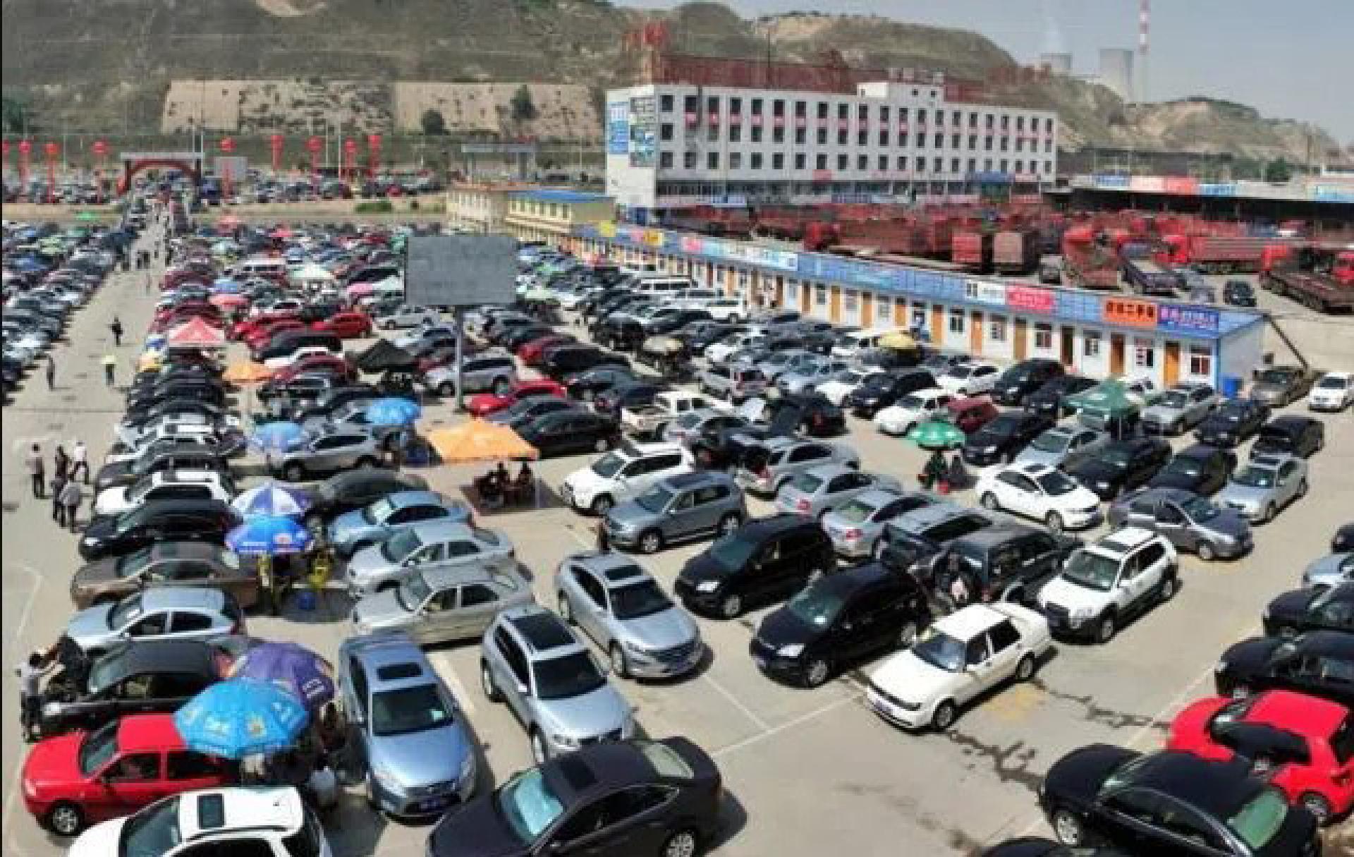 中国二手车交易市场的豪华燃油汽车近期出现一轮密集降价。