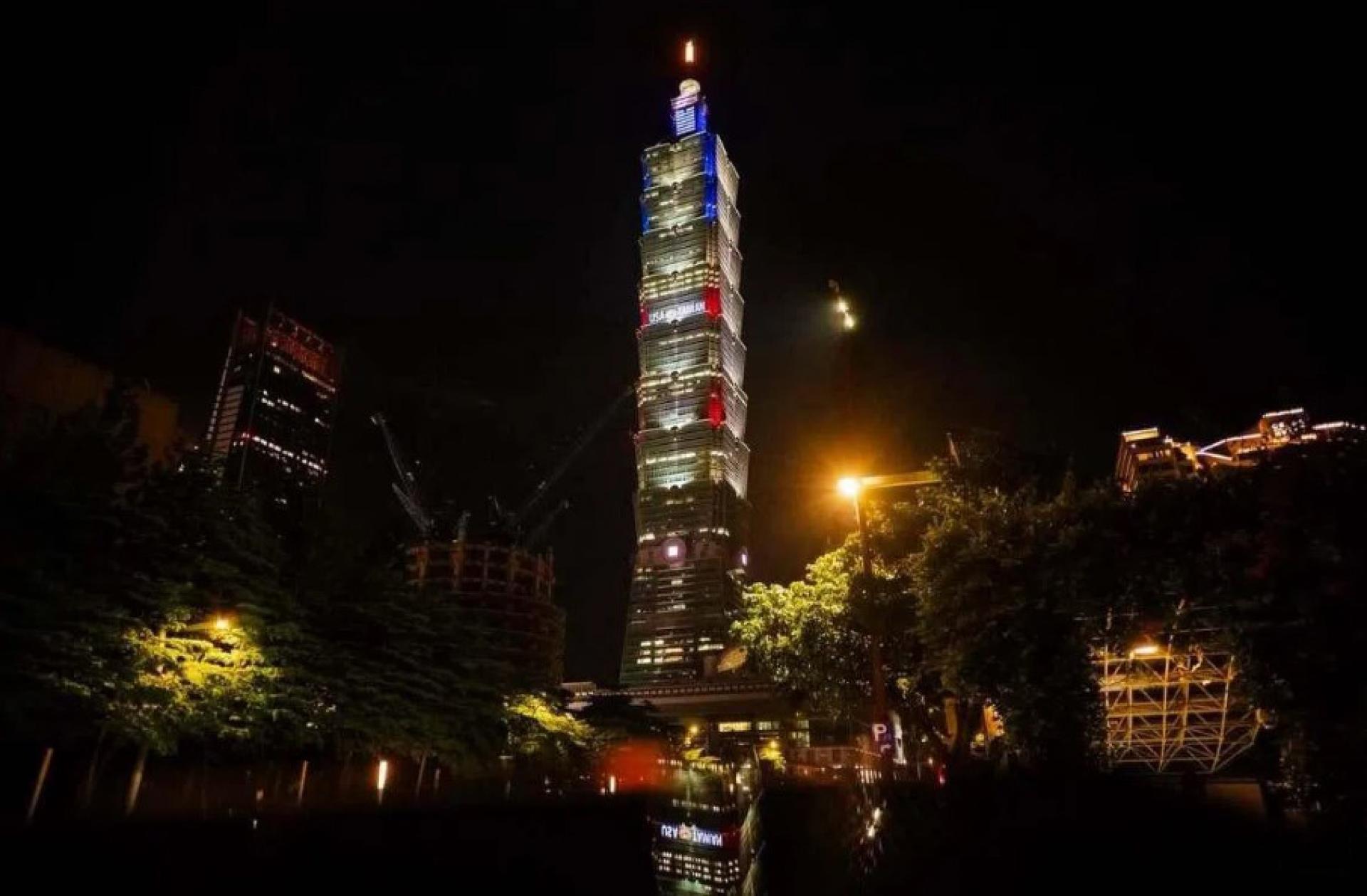 星期六（7月4日）是美国建国250周年，台北101大楼当晚亮起红白蓝三色光芒。
