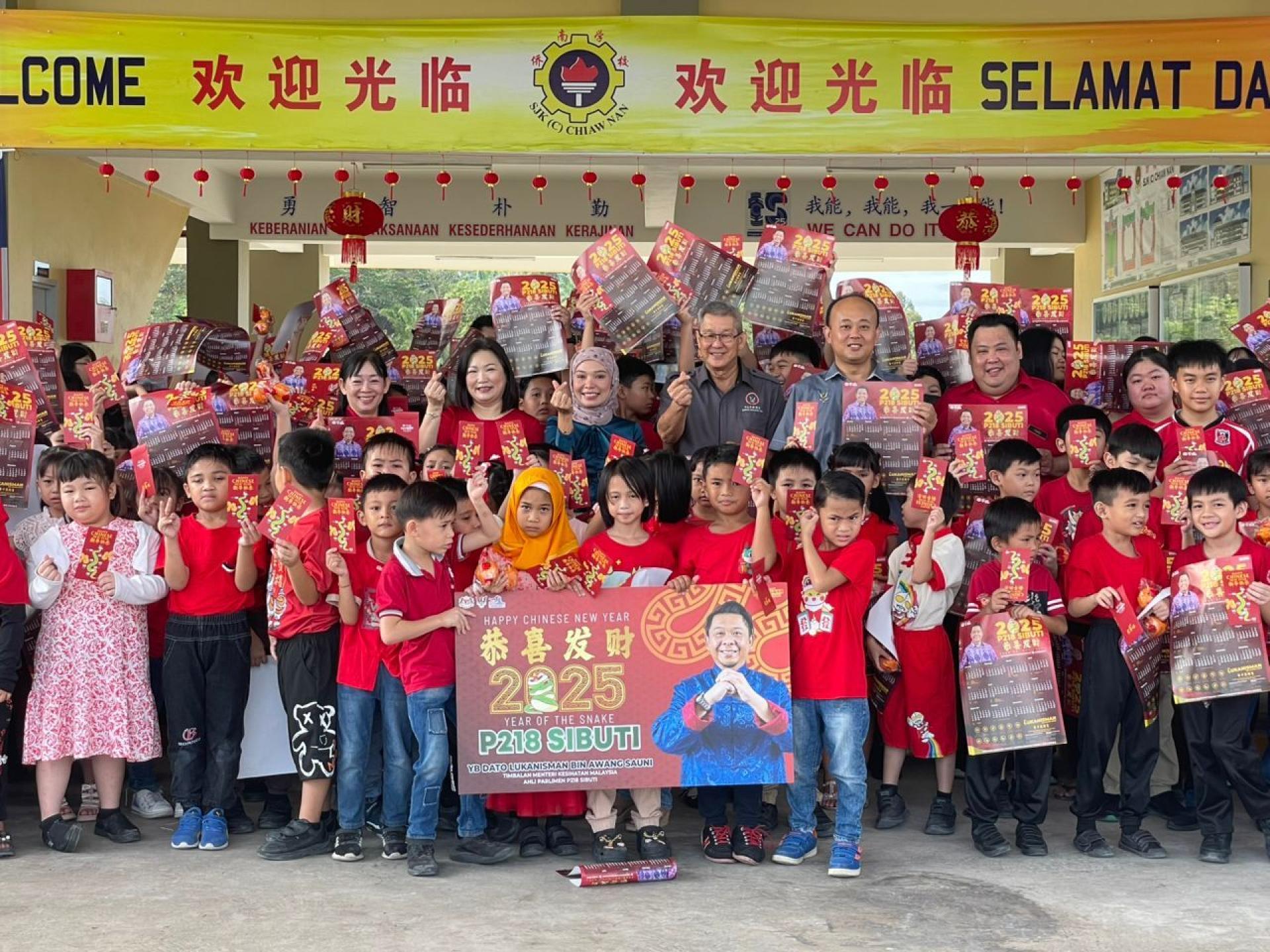 马来西亚卫生部副部长拿督鲁卡尼斯曼的代表甲必丹蔡顺定（次排左4）与受惠学生合影。