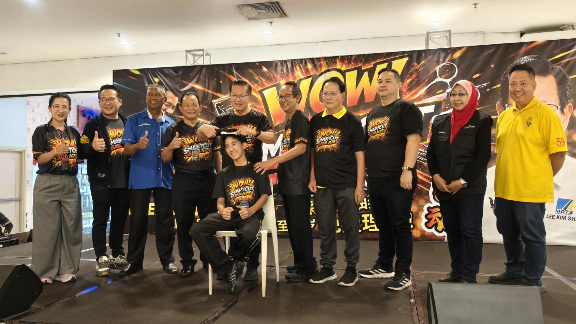 主宾砂拉越交通部长拿督斯里李景胜（中）为“WOW SmartCut Gaya N75 Senadin”剪发活动主持开幕仪式。