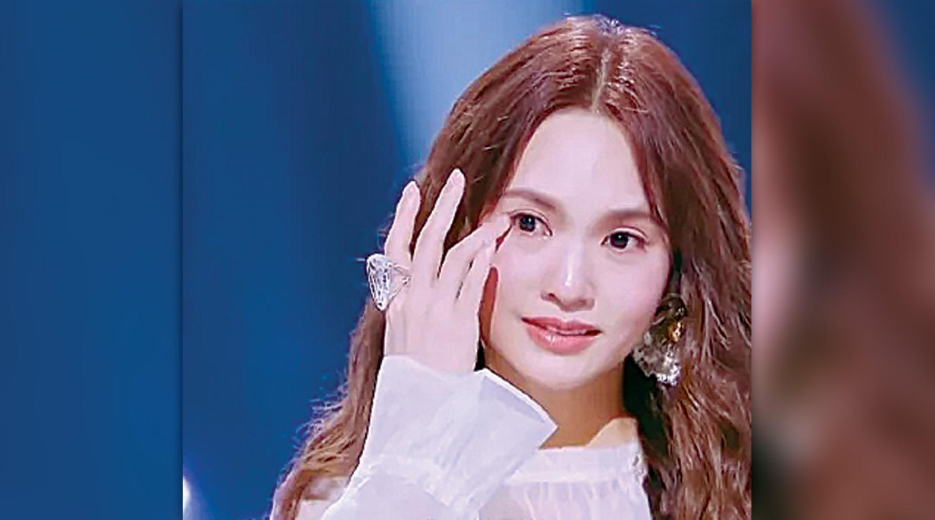 杨丞琳讲到哭。