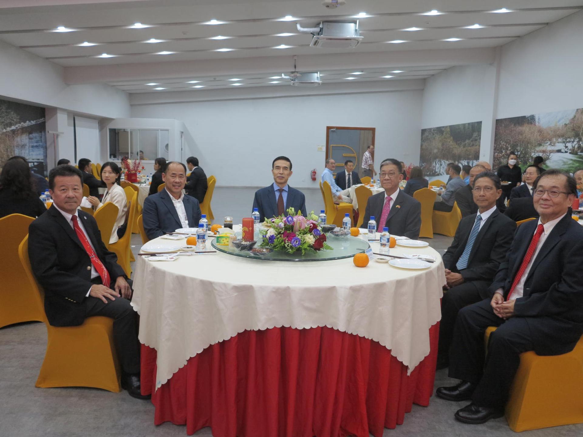肖建国大使在主宾座与汶莱中国“一带一路促进会第三届理事及会务总顾问合影