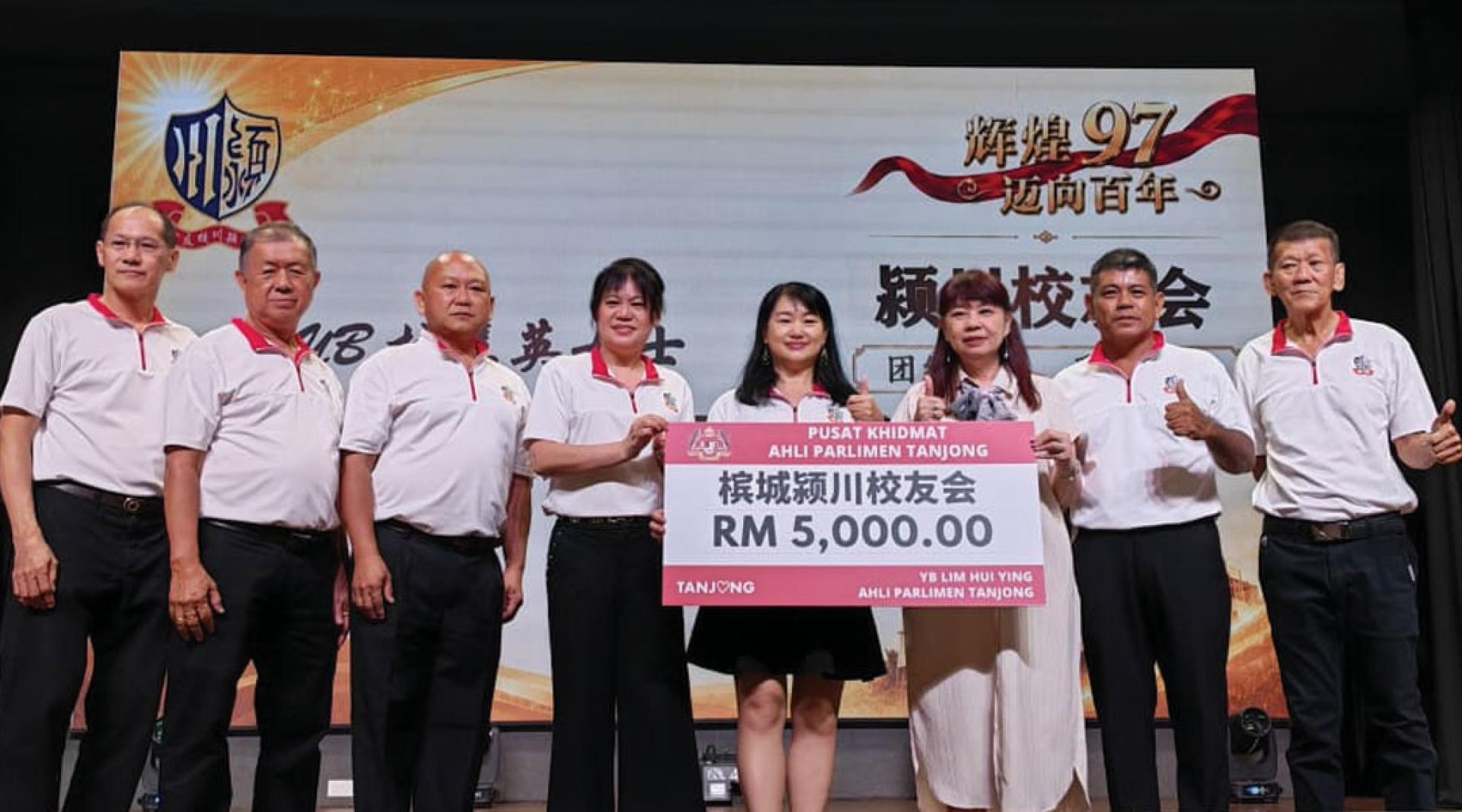 林慧英（右3起）移交5000令吉拨款予财政陈玉梅，由左起锺福荣、李利顺、陈协赐、陈秀群、杨益祥、陈明意陪同见证。
