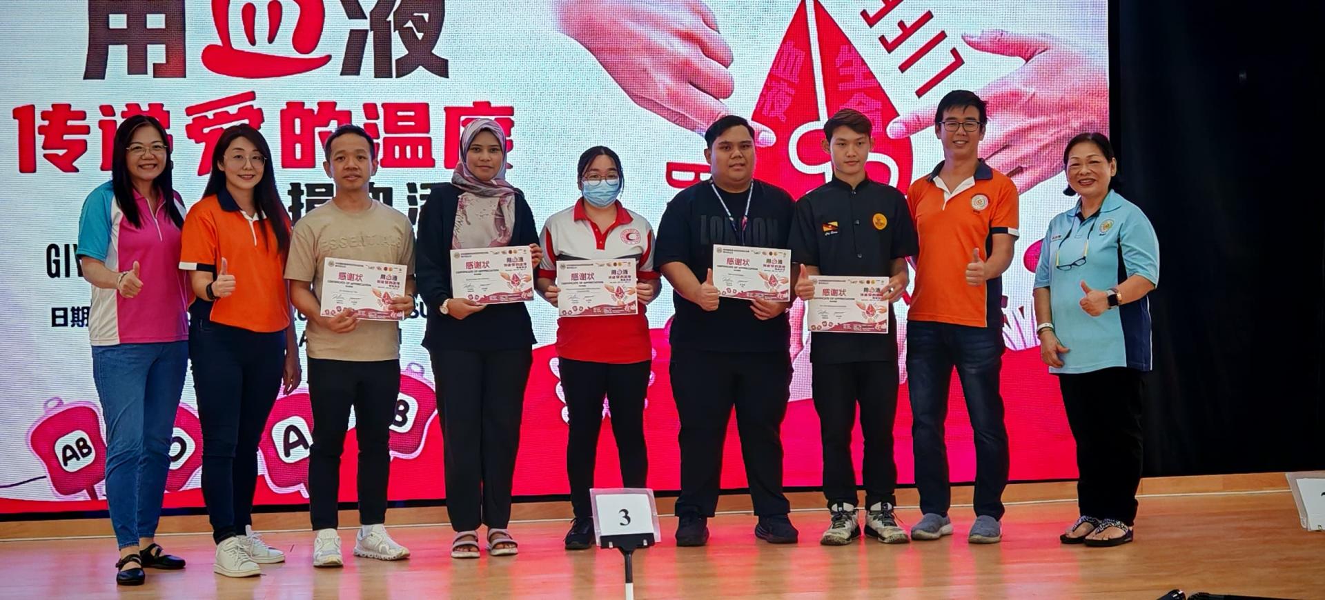 右起为美里省林氏宗亲会会长林淑华、青年团团长林兆杰；左起为妇女组主任林丽及筹备委员会主席林美玲，与赞助商代表及医院血库负责人于感谢状颁赠仪式后合影。