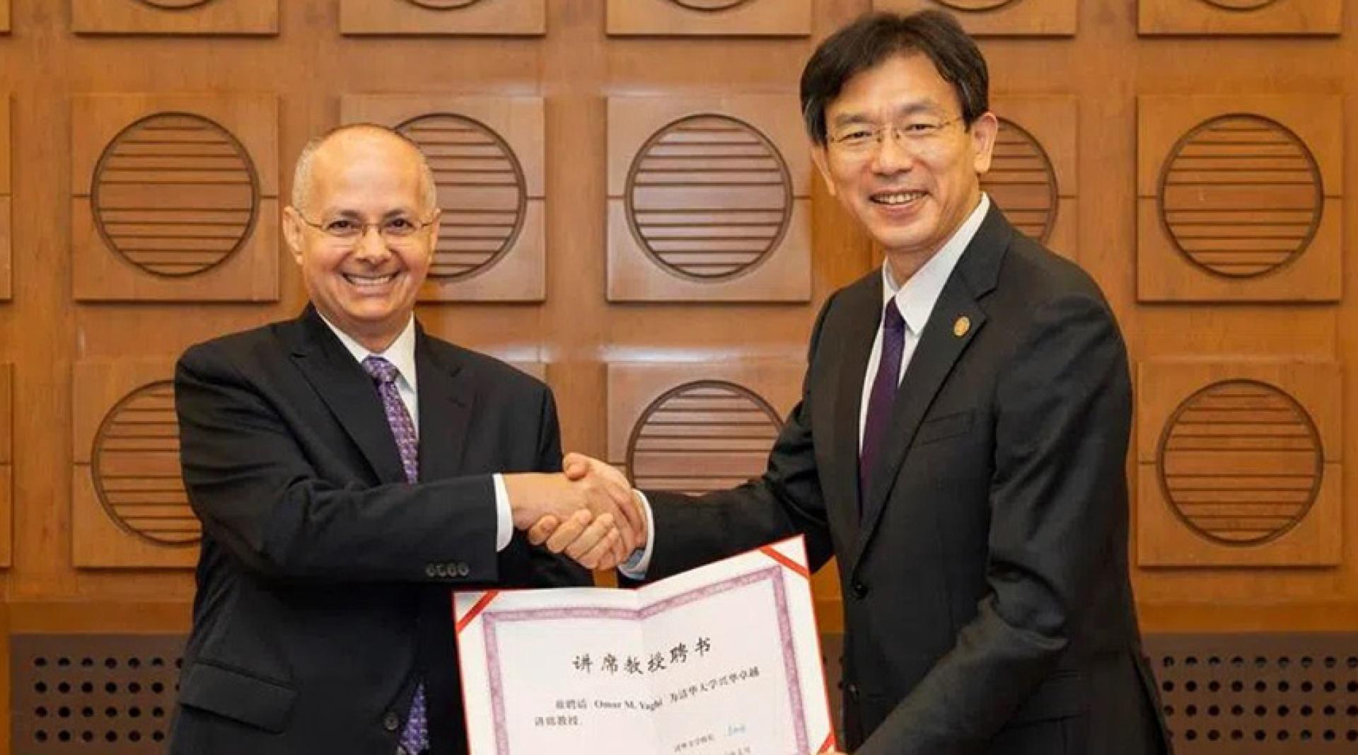 清华大学校长李路明为奥马尔·亚吉颁发聘书。