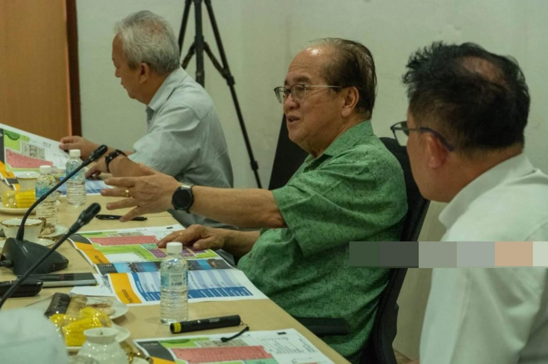 道格拉斯（中）听取木中新政府宾馆建设工程进展汇报。（图：UKAS）