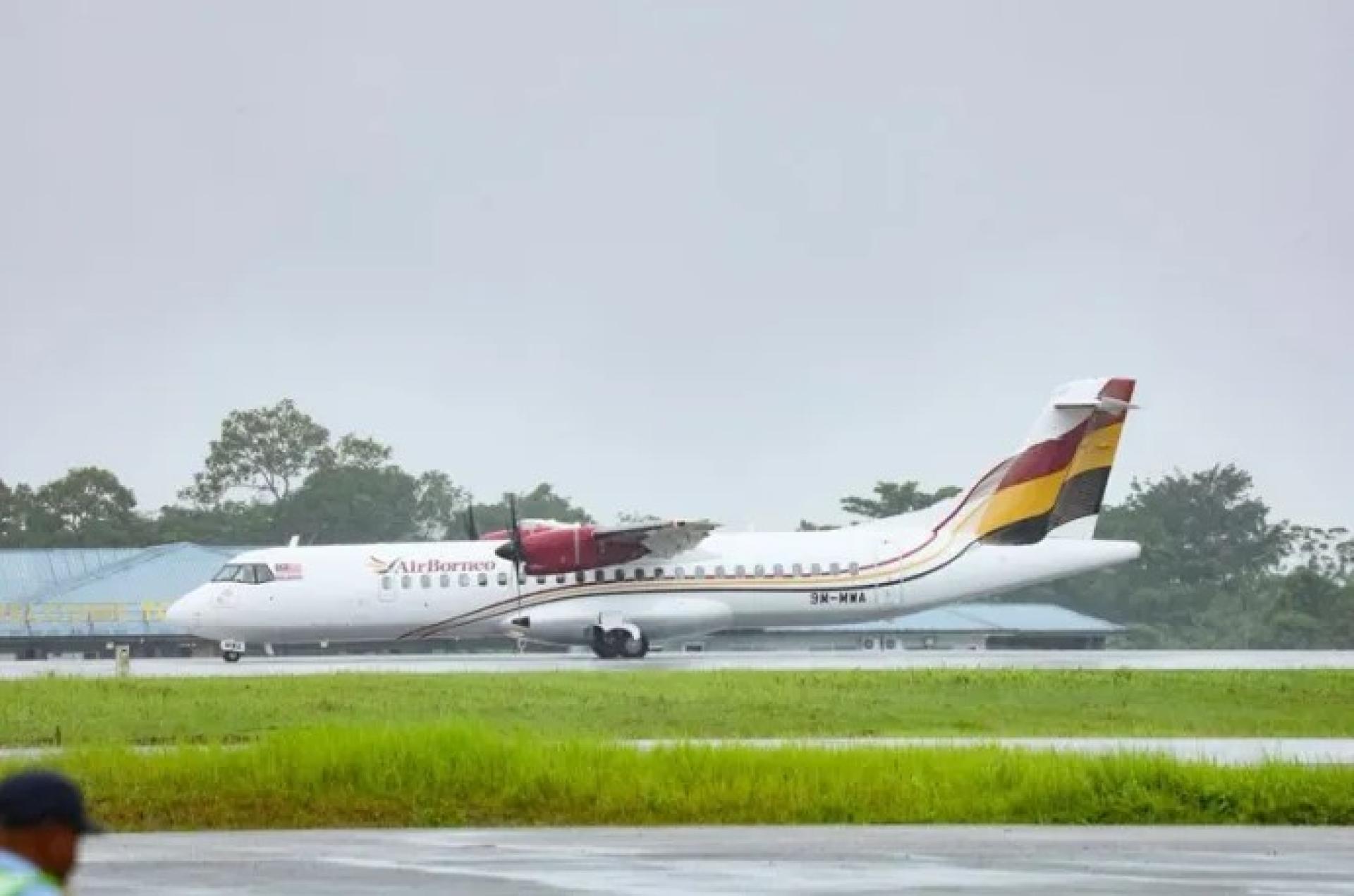 婆罗洲航空客机停泊在古晋国际机场跑道上。（资料图片）