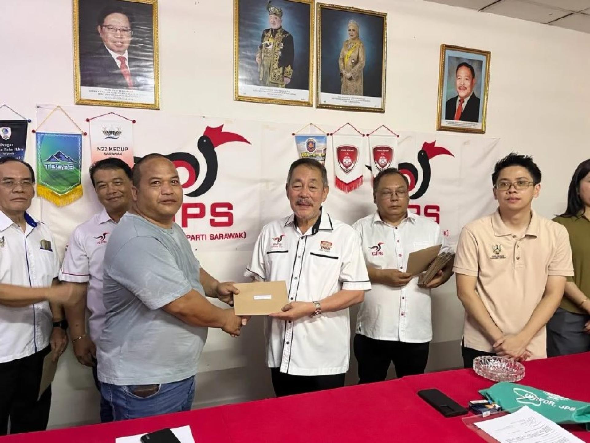 沙加（右3）向其中一名受惠者移交拨款。（图：UKAS）