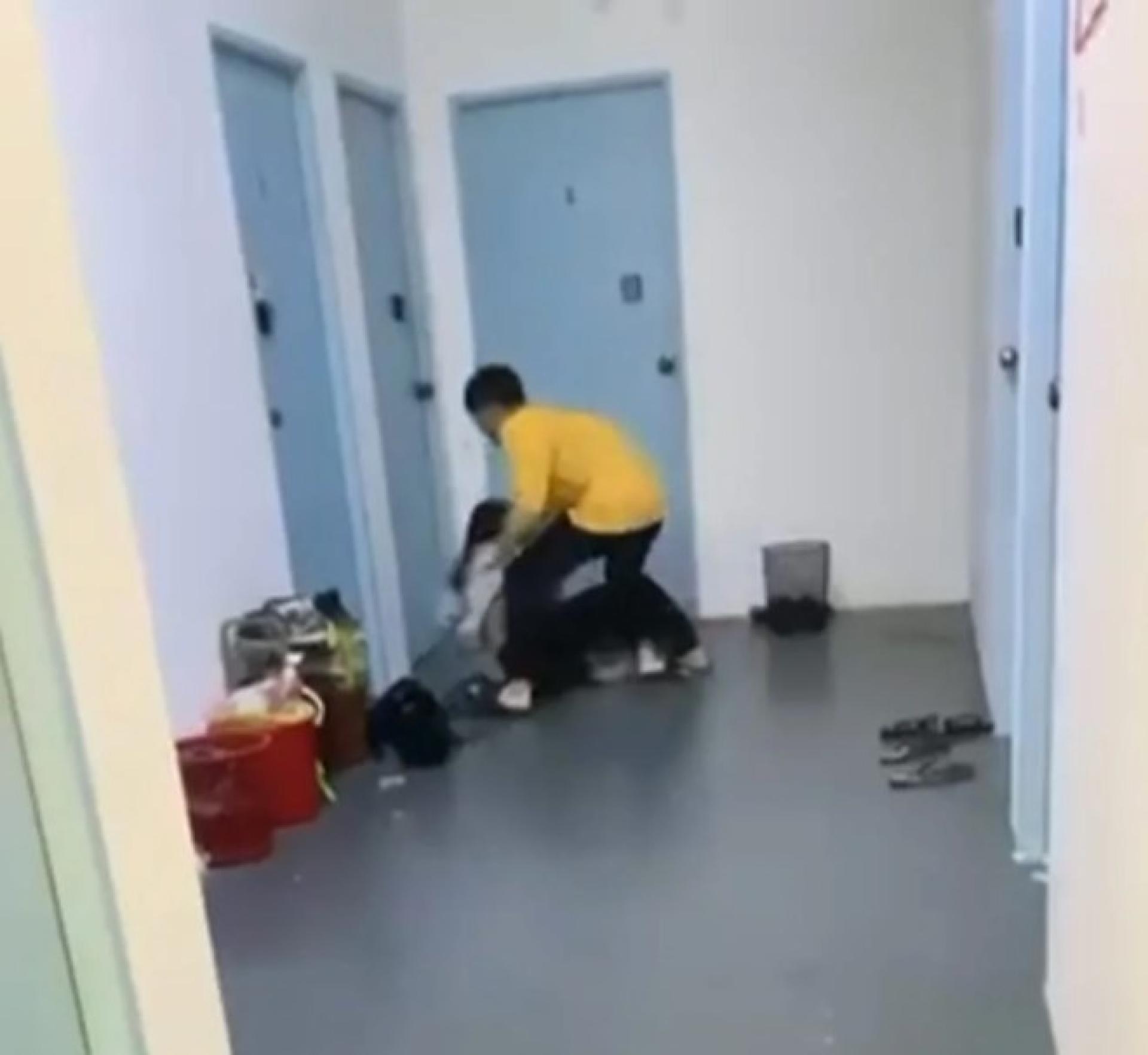 网传视频截图，显示出租房外走廊发生的疑似袭击事件