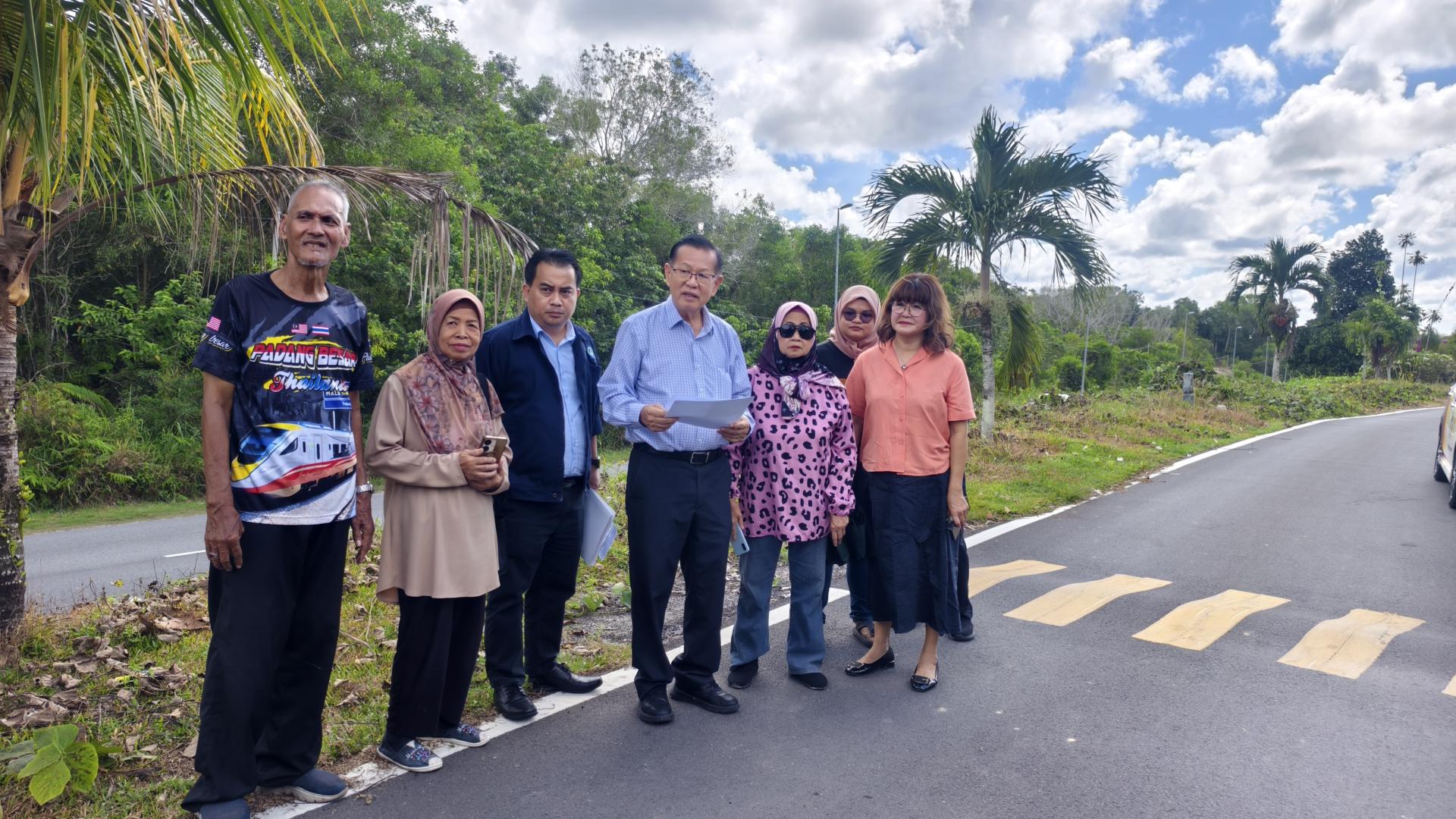 李景胜巡视甘榜罗冰登雅乡区转型计划（左4）道路重铺工程，并听取工程进展汇报。