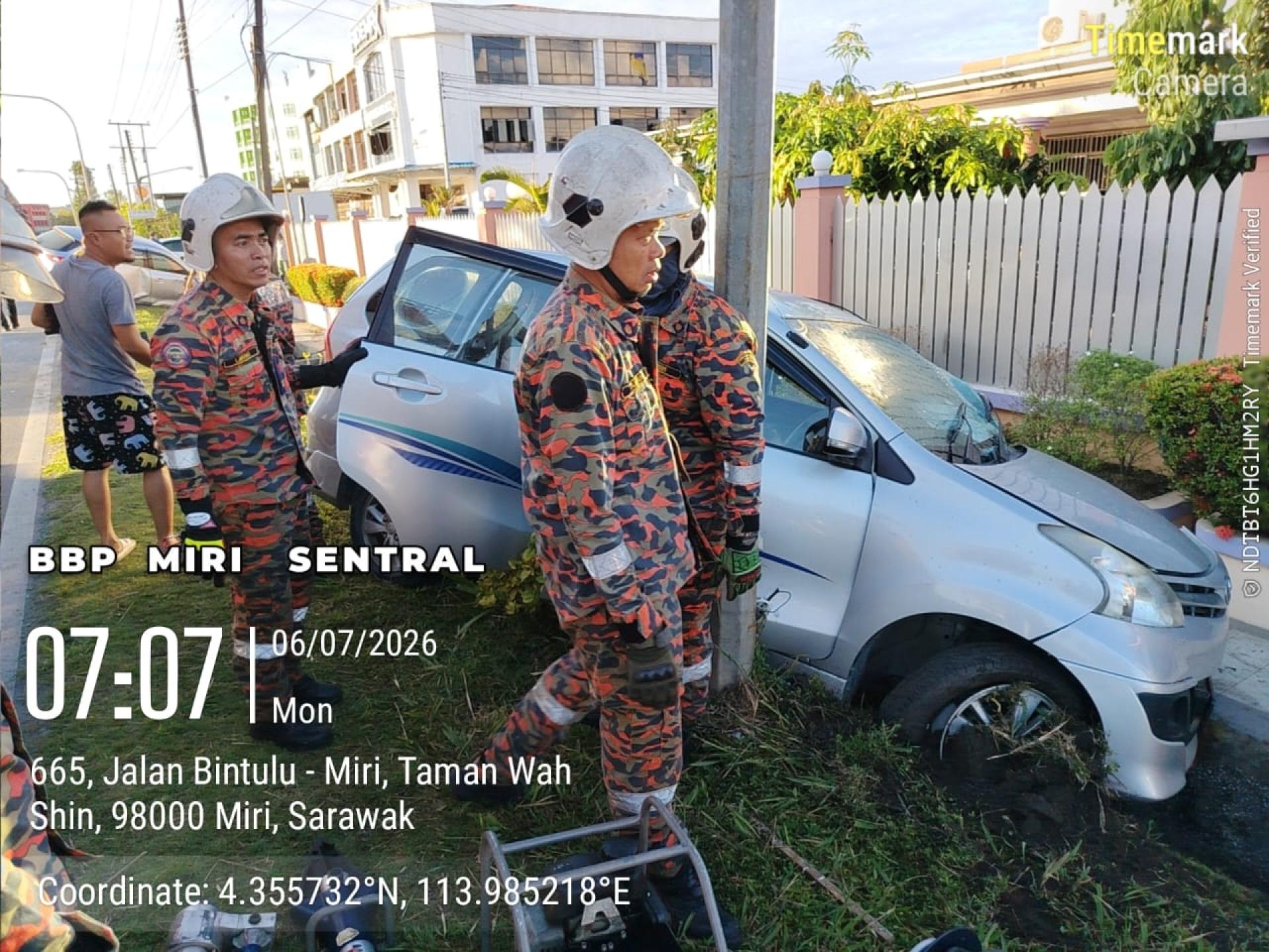 消拯员在莫斯再也路车祸现场使用破拆器材救出受困老妇，惟伤者经医护人员检查后证实不治。