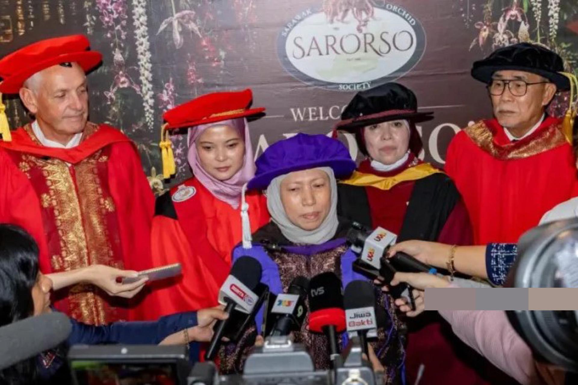 南茜于2026年7月6日在马来西亚砂拉越大学举行的第三届砂拉越兰花协会毕业典礼后，接受媒体采访。