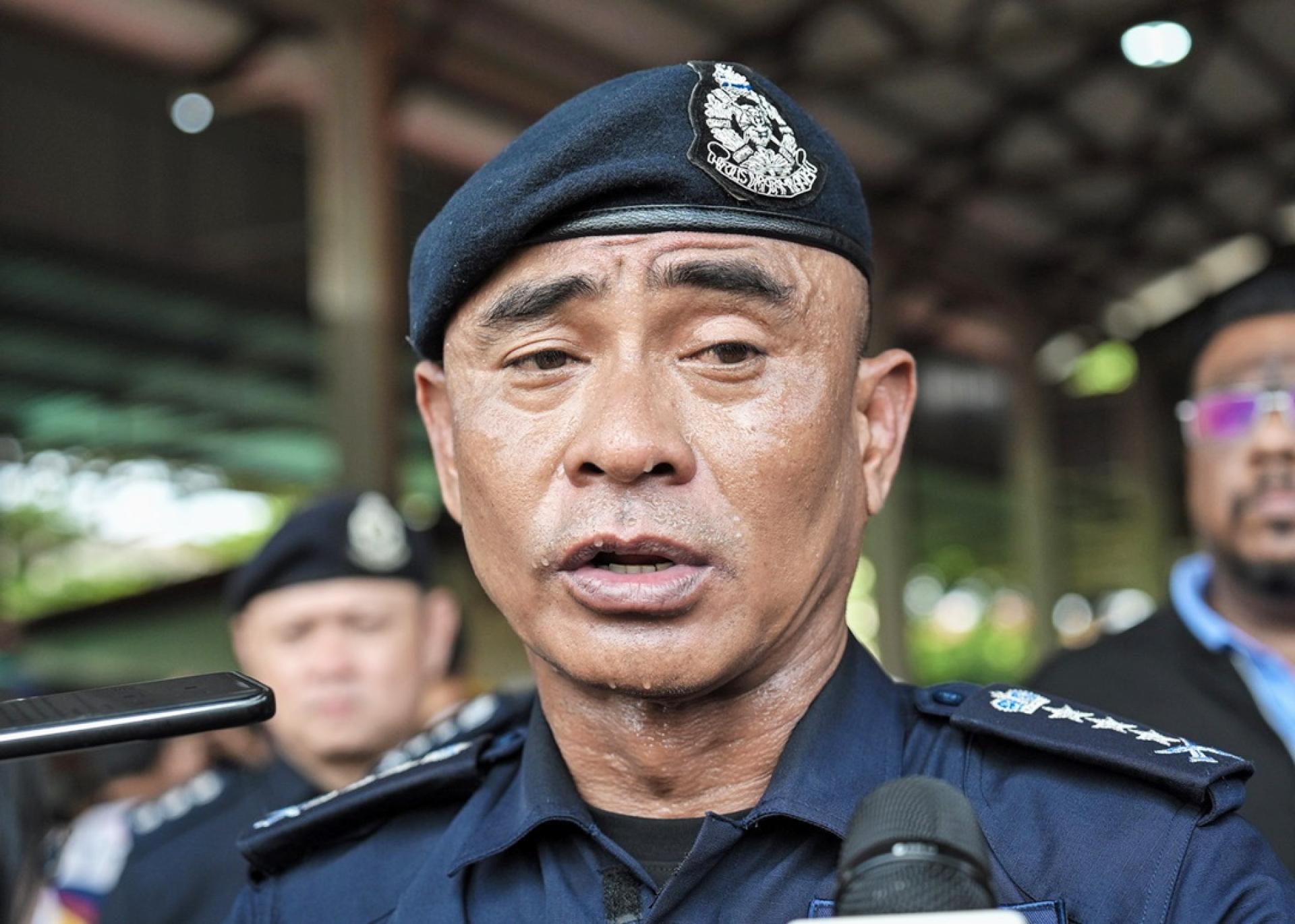 法迪尔：警方侦破一间充当世界杯足球赛非法投注呼叫中心及无牌娱乐中心的场所，并逮捕34人。