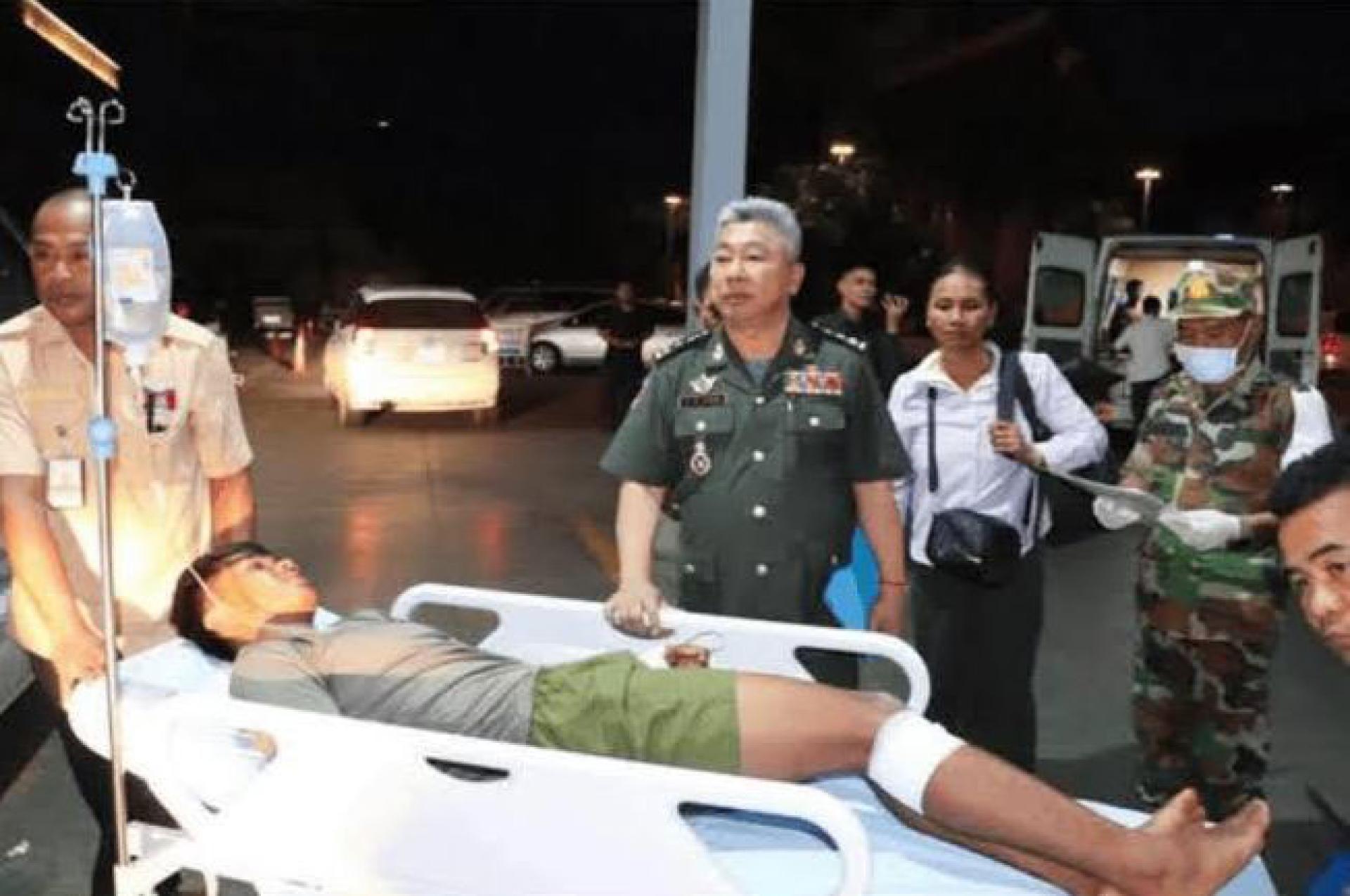 网络流传照片显示受伤士兵送院治疗。