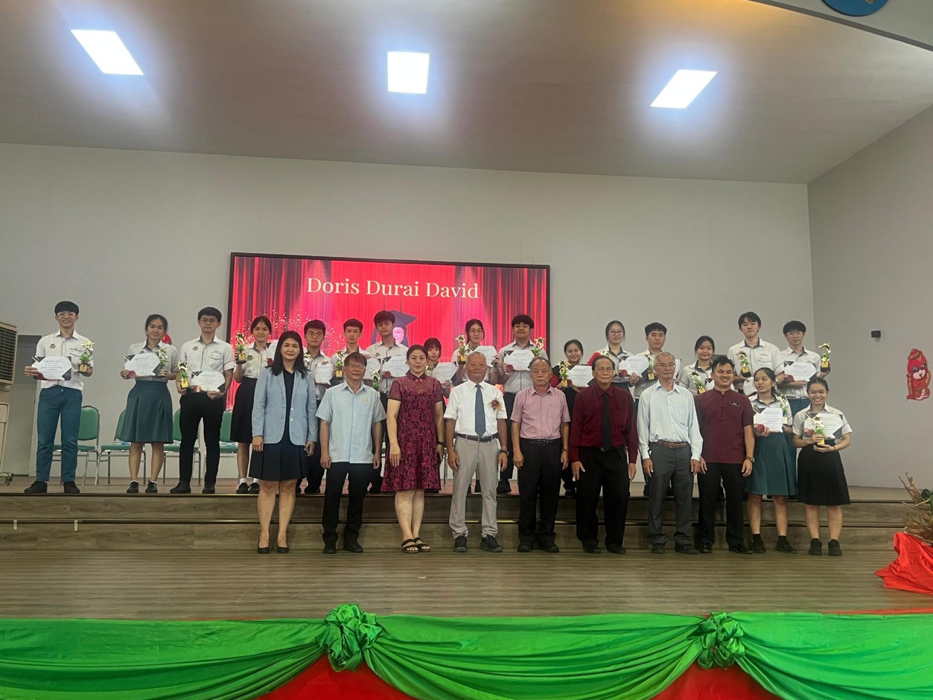 获颁廉律中学2024年杰出学生奖的学生与董事们合影。